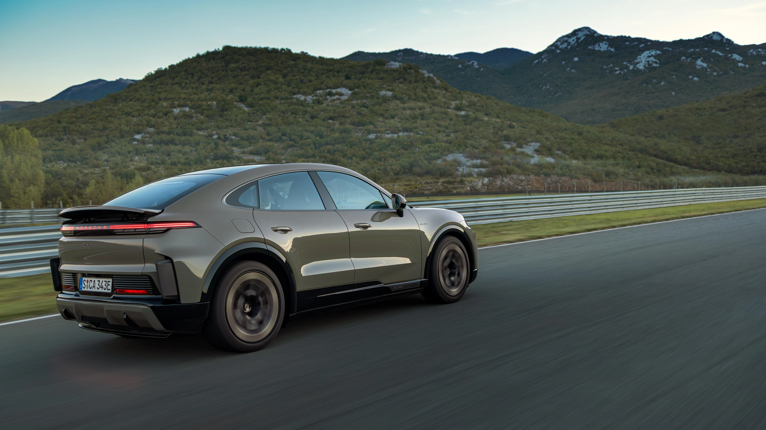 Porsche Cayenne Turbo Coupé exterior view