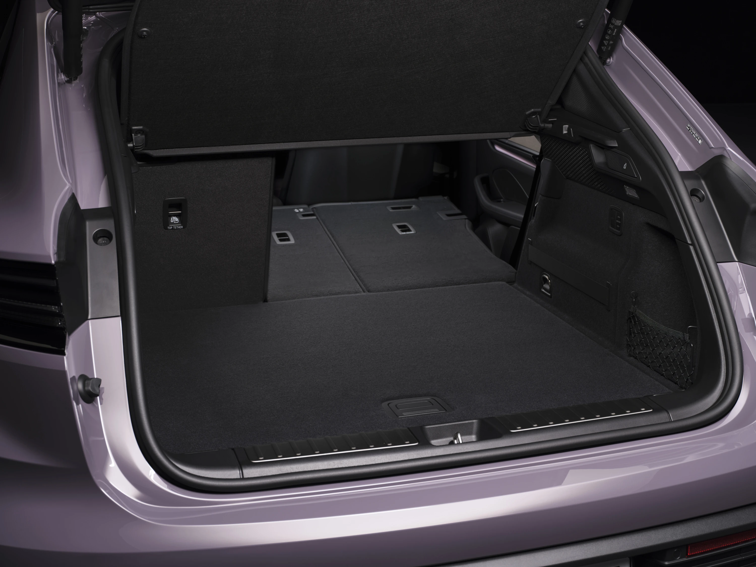 Porsche Macan 4 trunk view