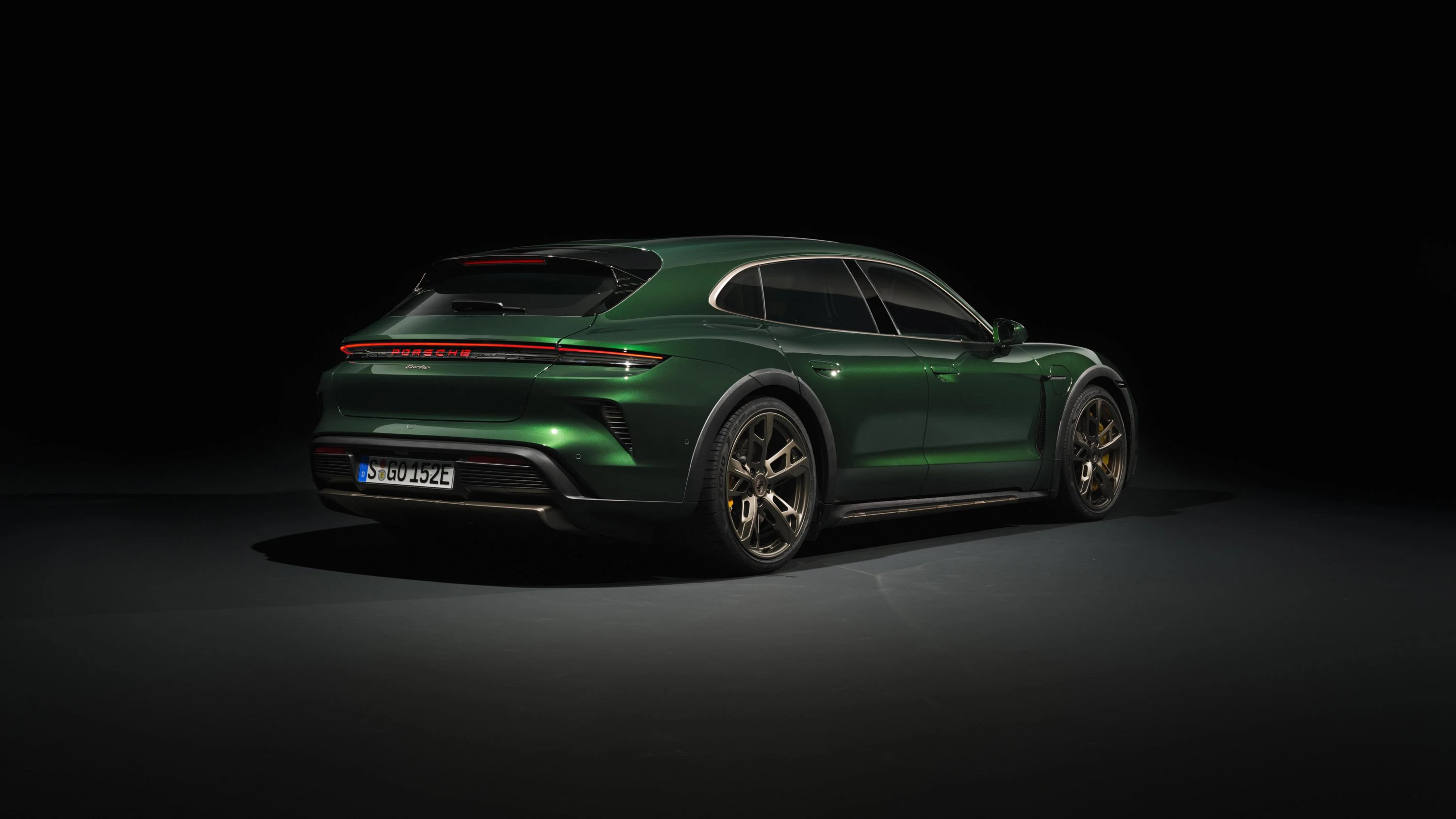 Porsche Taycan Turbo Cross Turismo exterior view