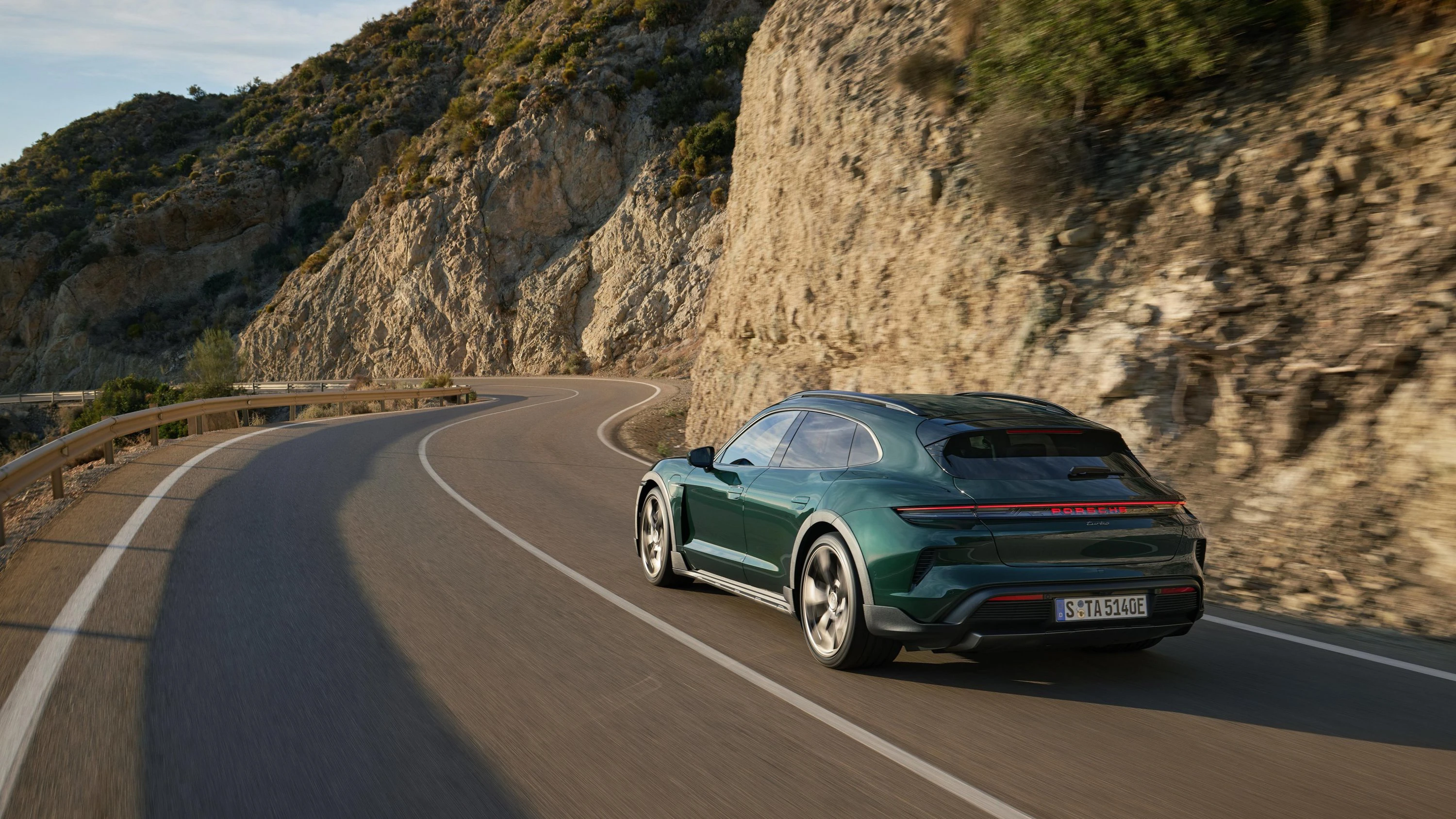 Porsche Taycan Turbo Cross Turismo dynamic view