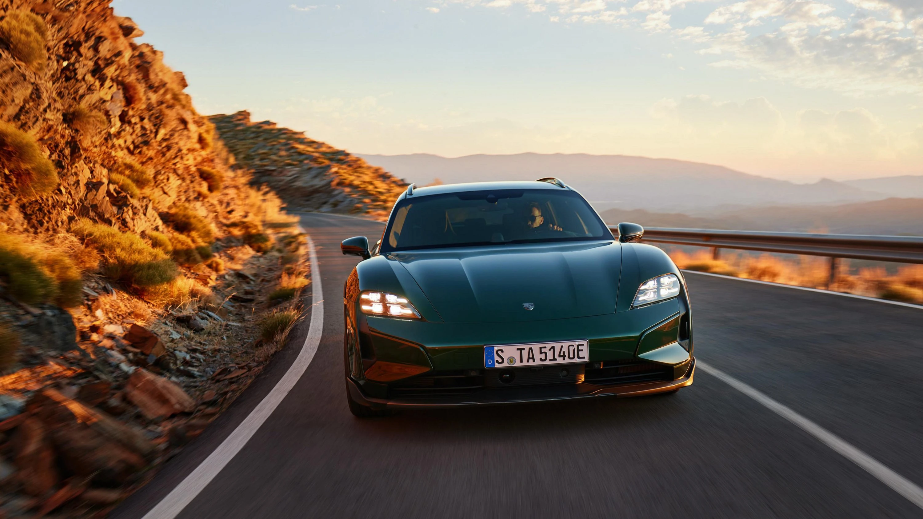Porsche Taycan Turbo Cross Turismo dynamic view