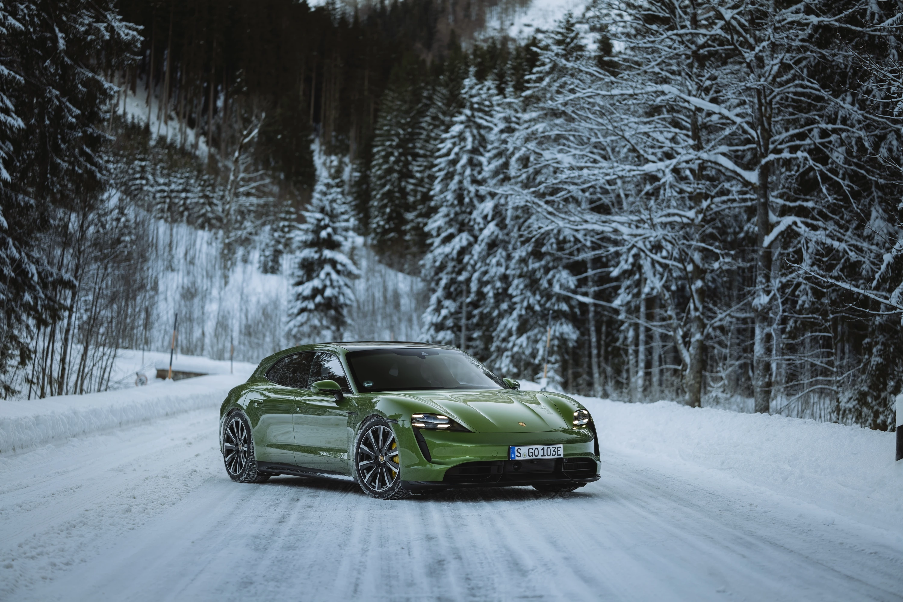 Porsche Taycan Turbo Sport Turismo exterior view