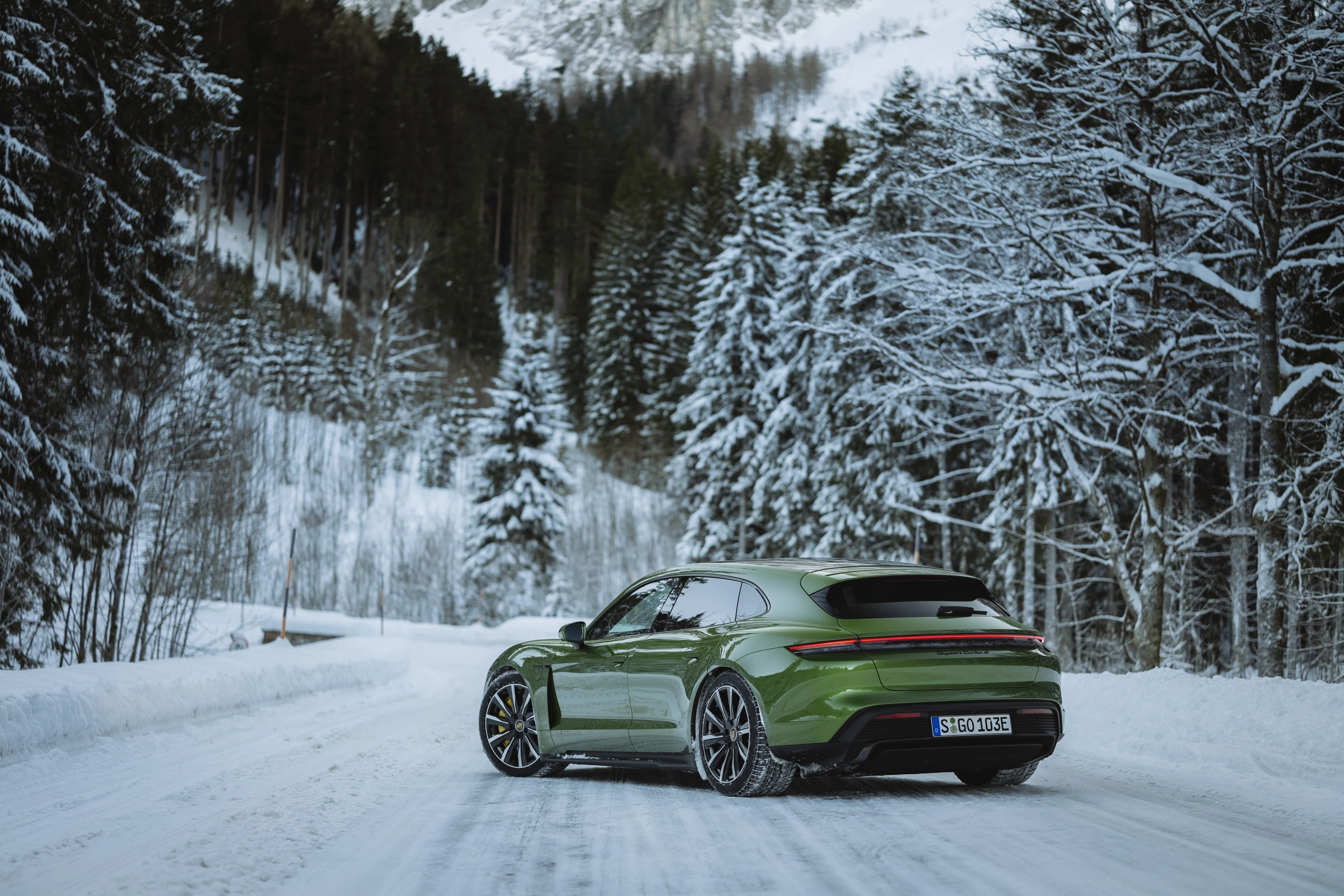 Porsche Taycan Turbo Sport Turismo exterior view