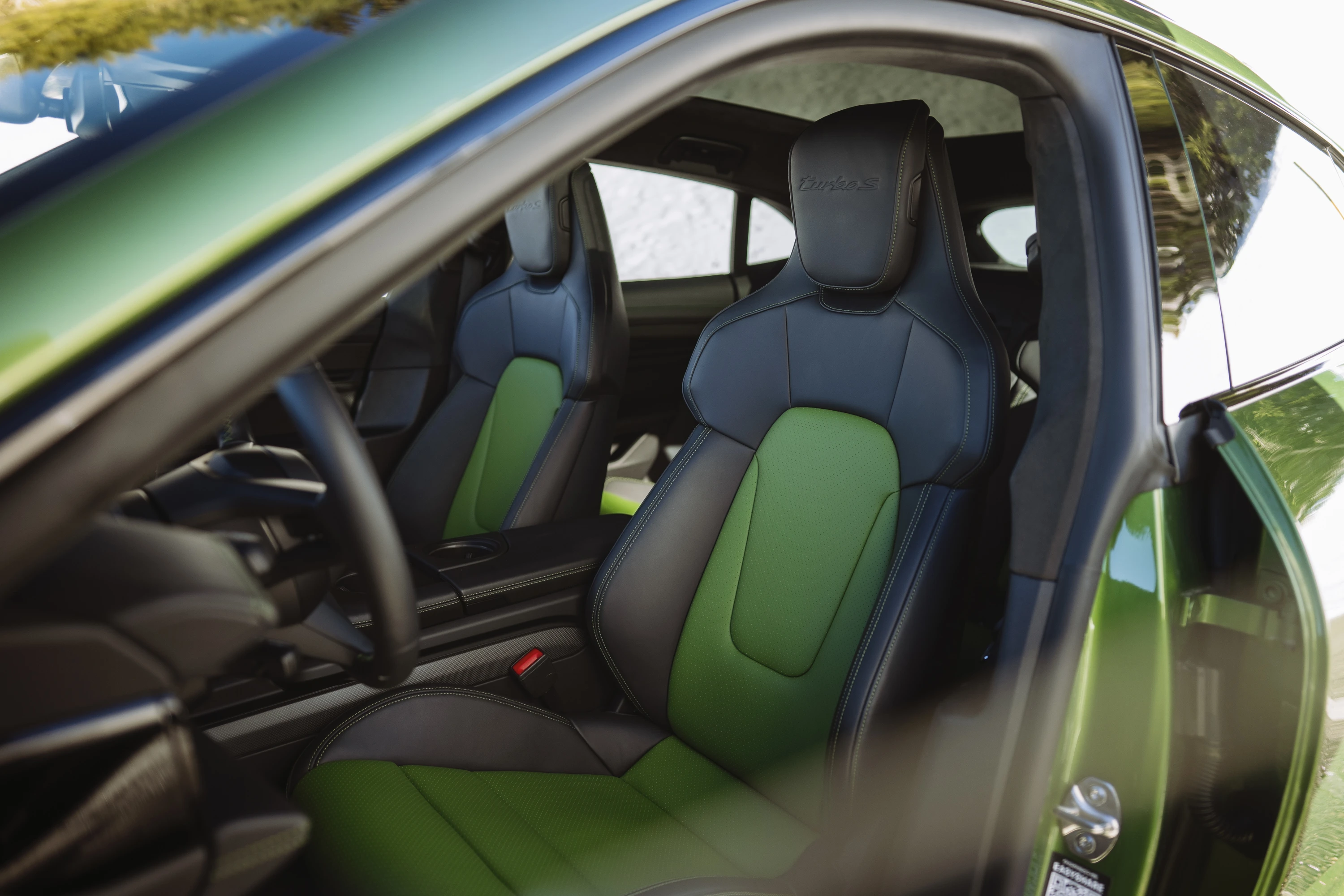 Porsche Taycan Turbo Sport Turismo frontseats view
