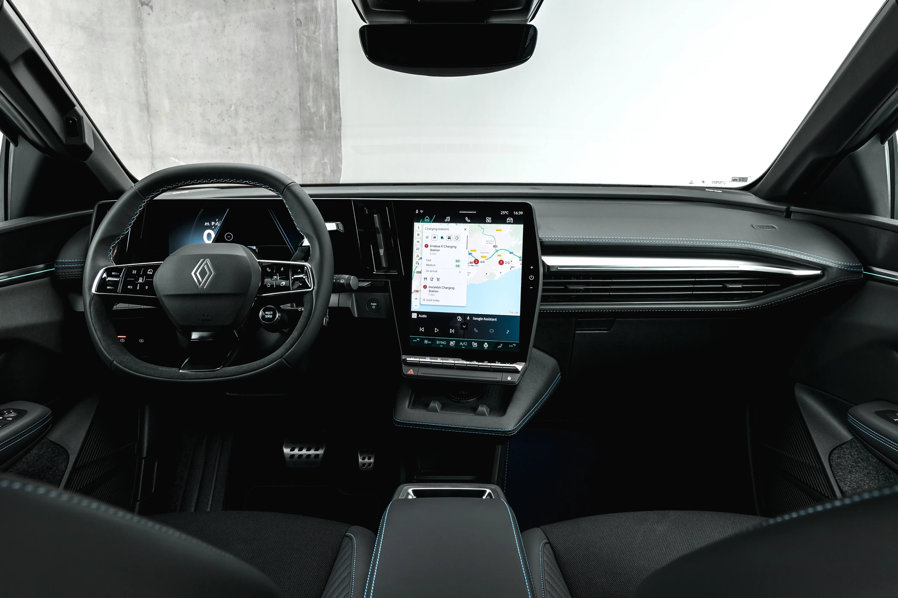 Renault Megane E-Tech 67 kWh screens view