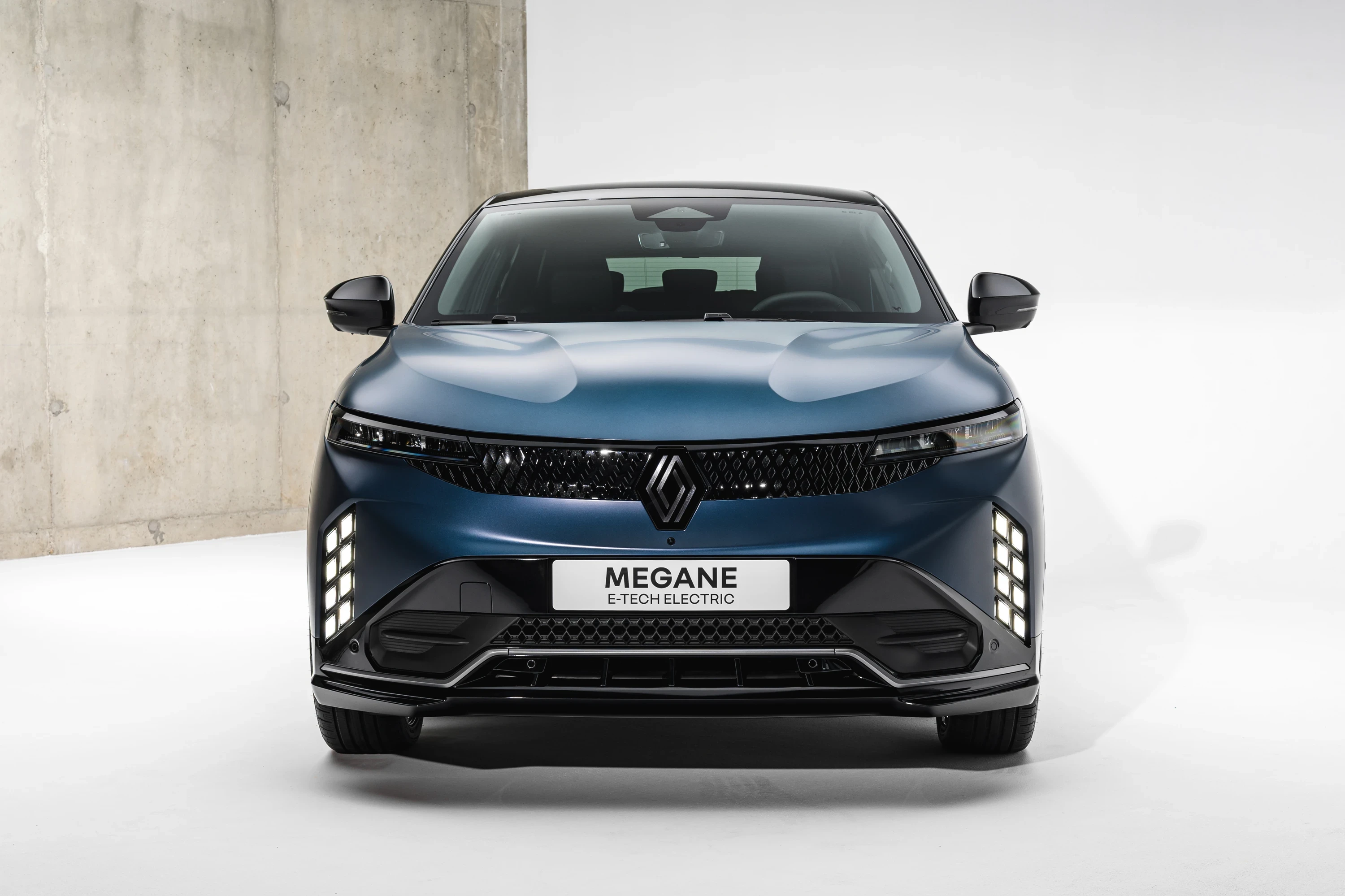 Renault Megane E-Tech 67 kWh exterior view