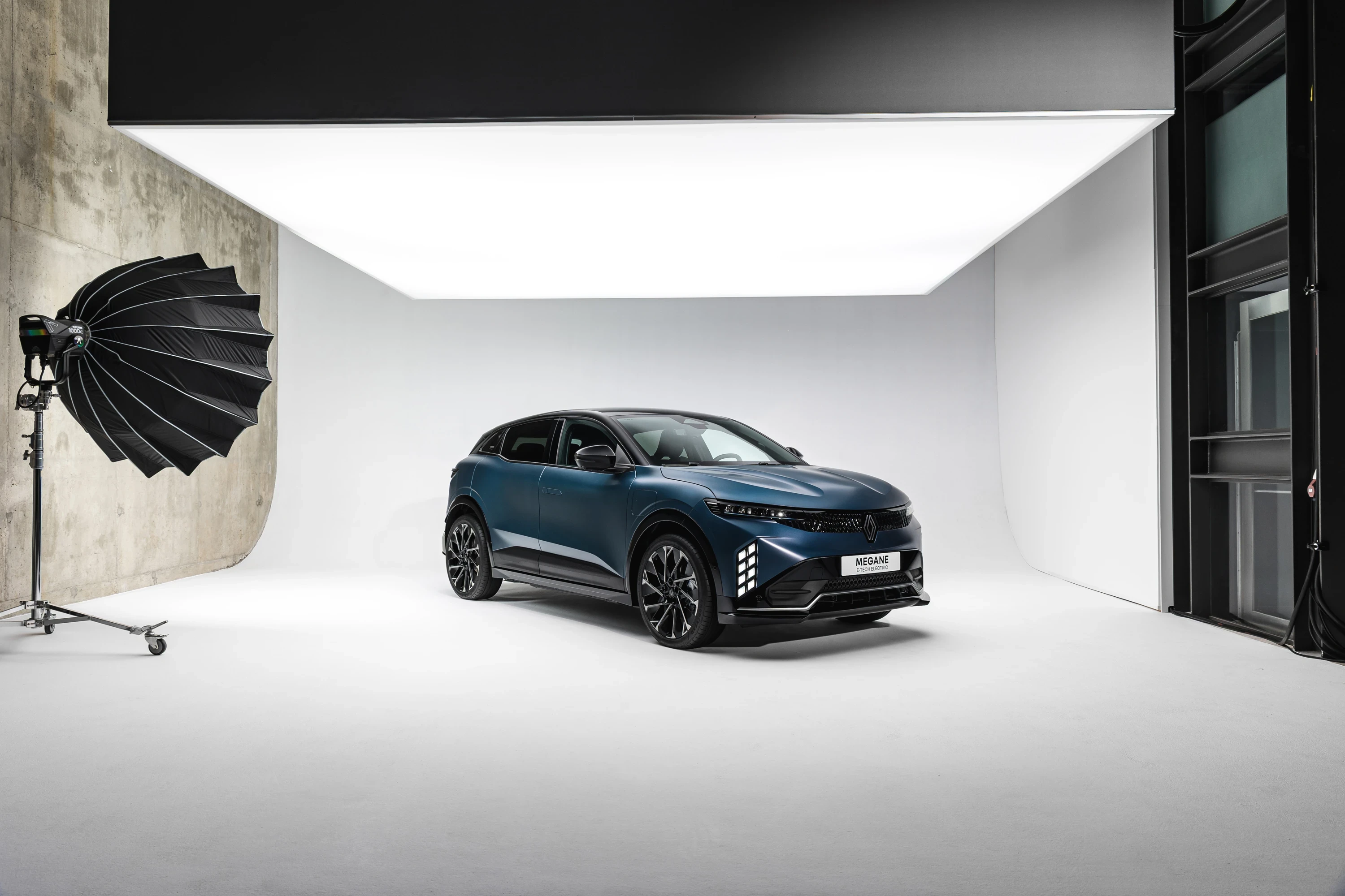 Renault Megane E-Tech 67 kWh exterior view