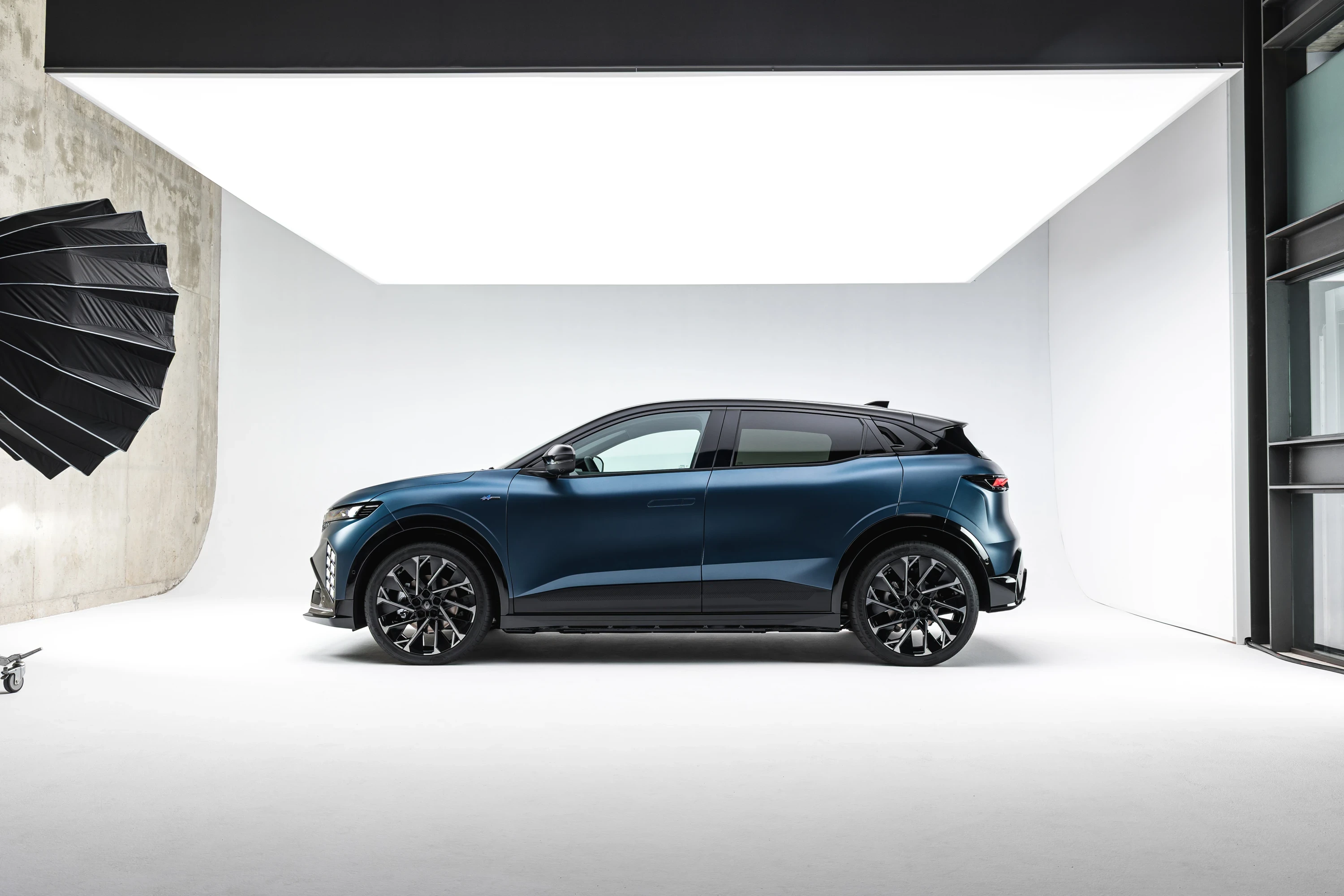 Renault Megane E-Tech 67 kWh exterior view