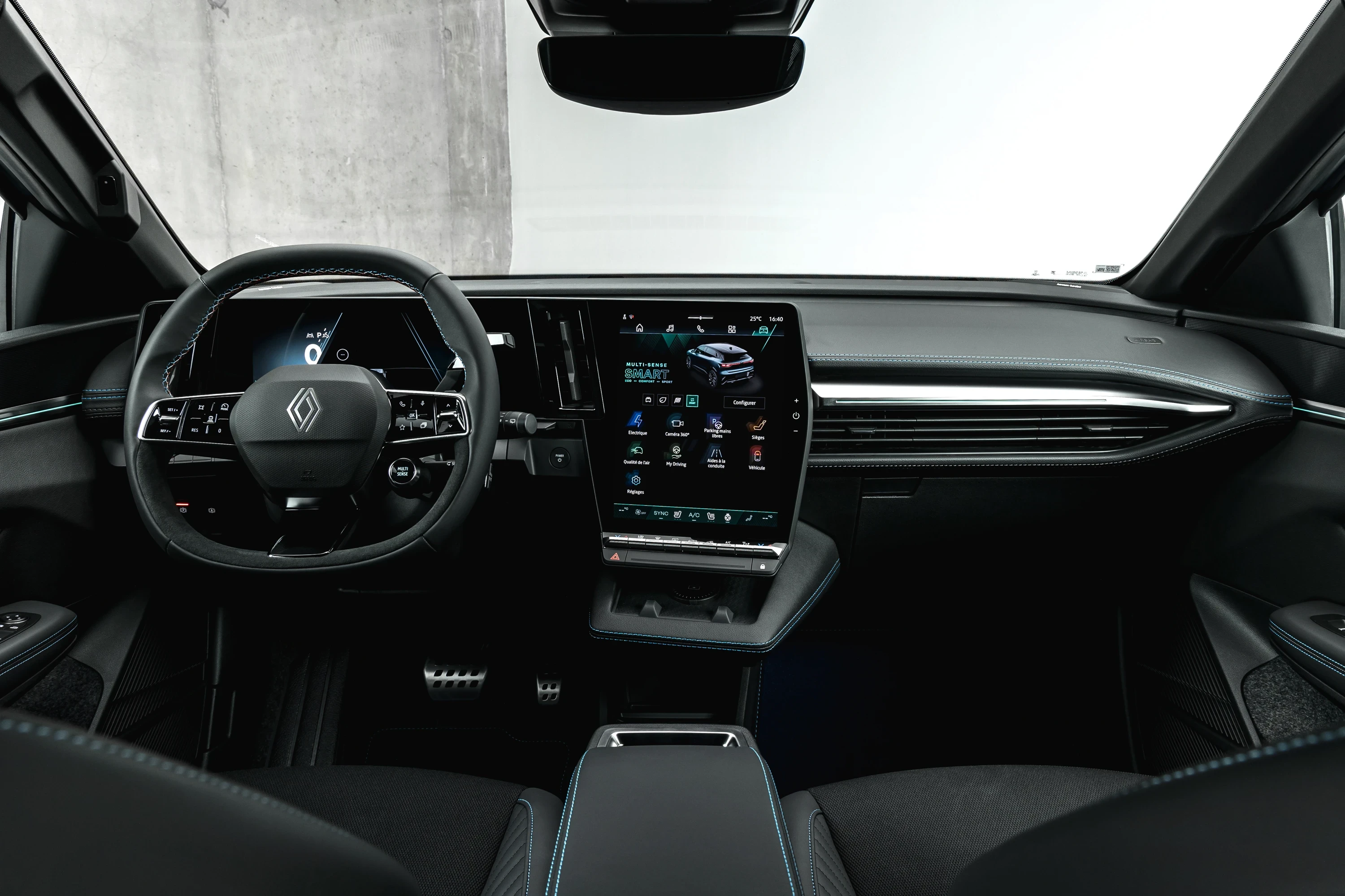 Renault Megane E-Tech 67 kWh screens view