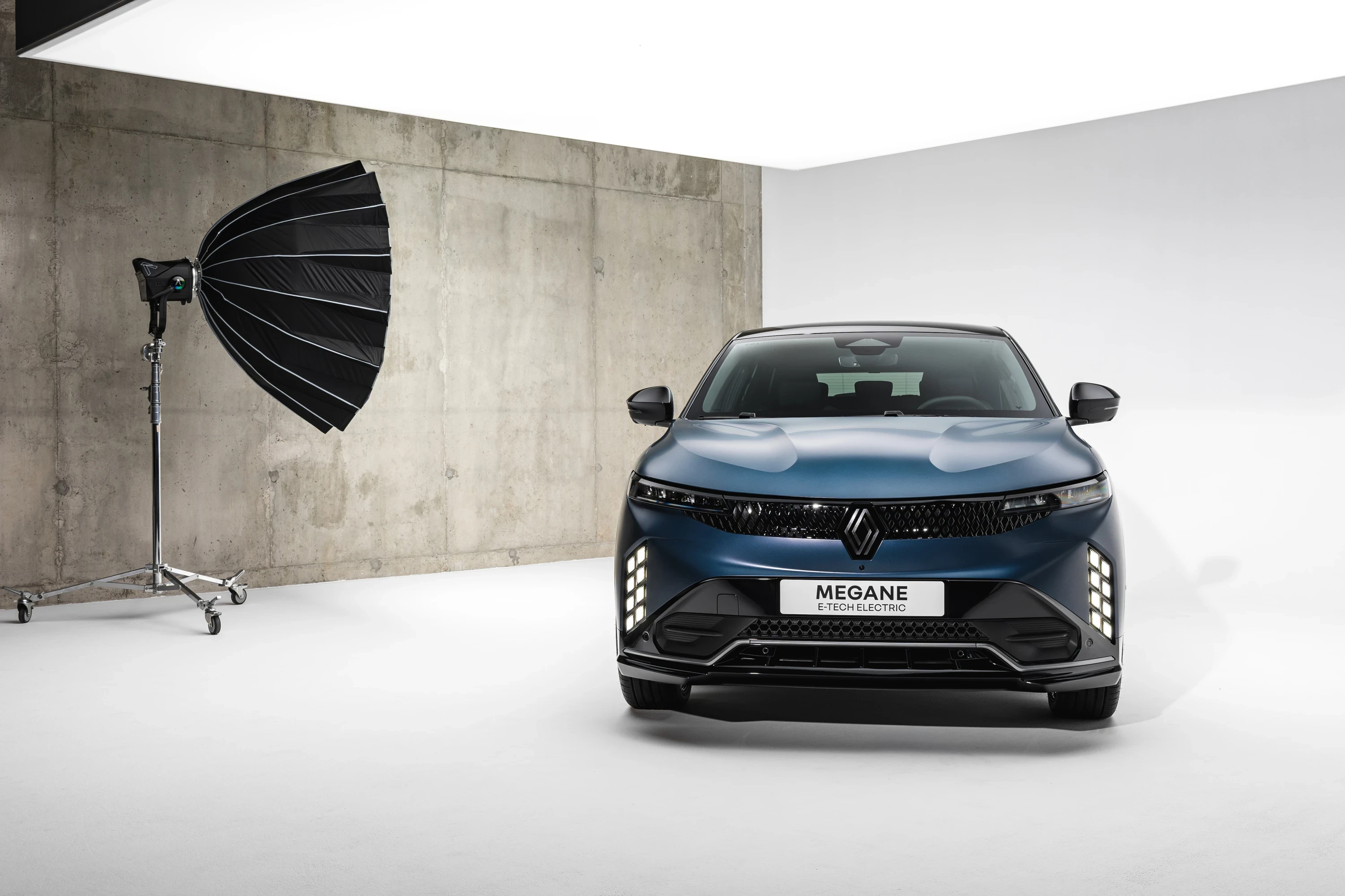 Renault Megane E-Tech 67 kWh exterior view