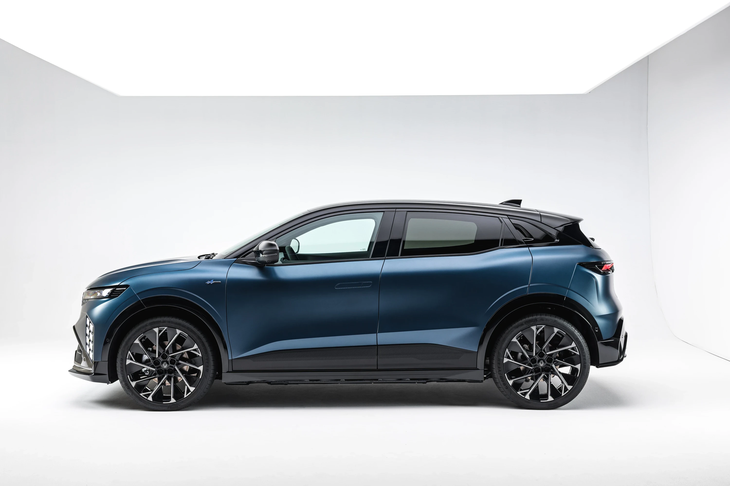 Renault Megane E-Tech 67 kWh exterior view