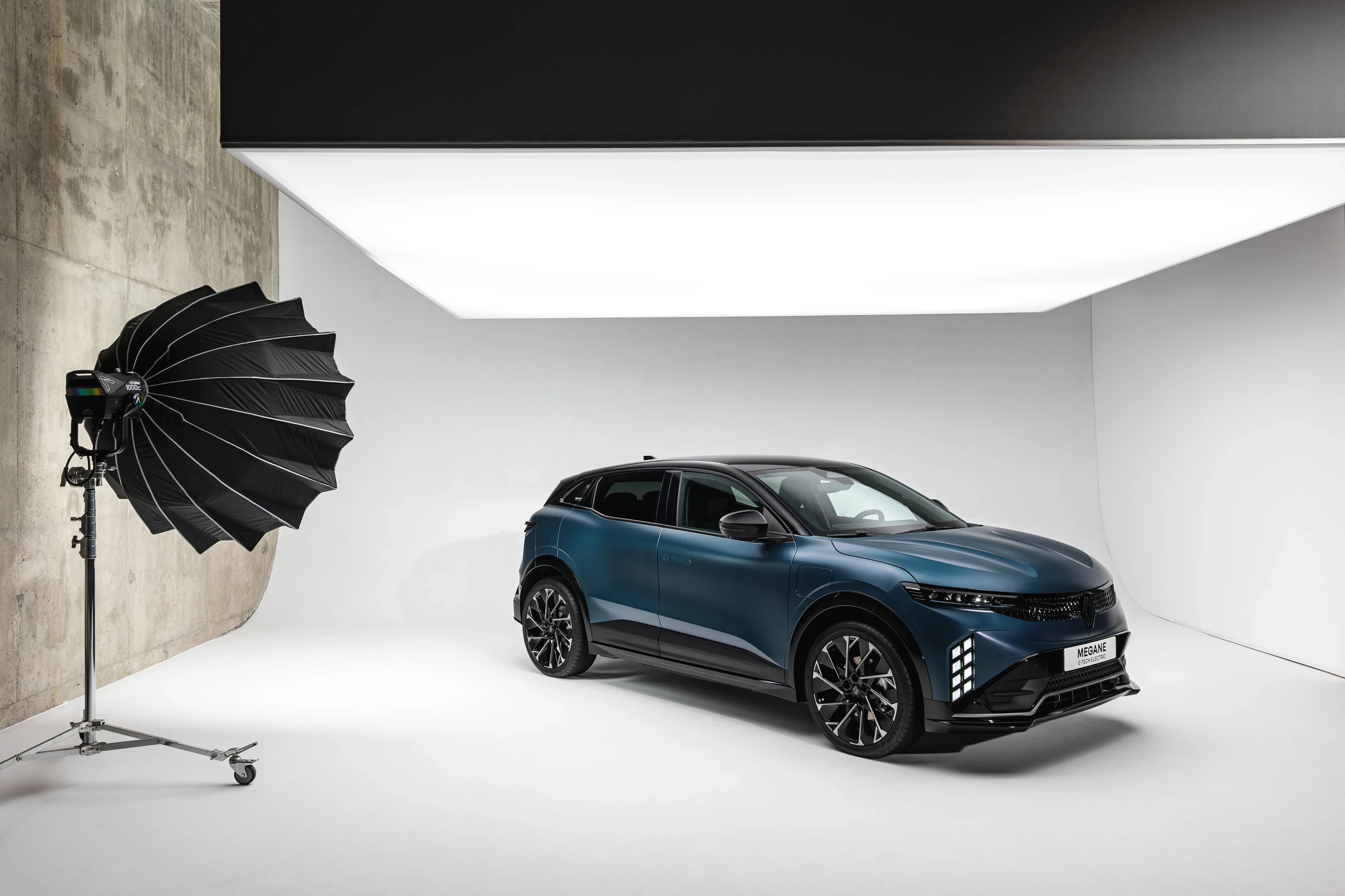Renault Megane E-Tech 67 kWh exterior view