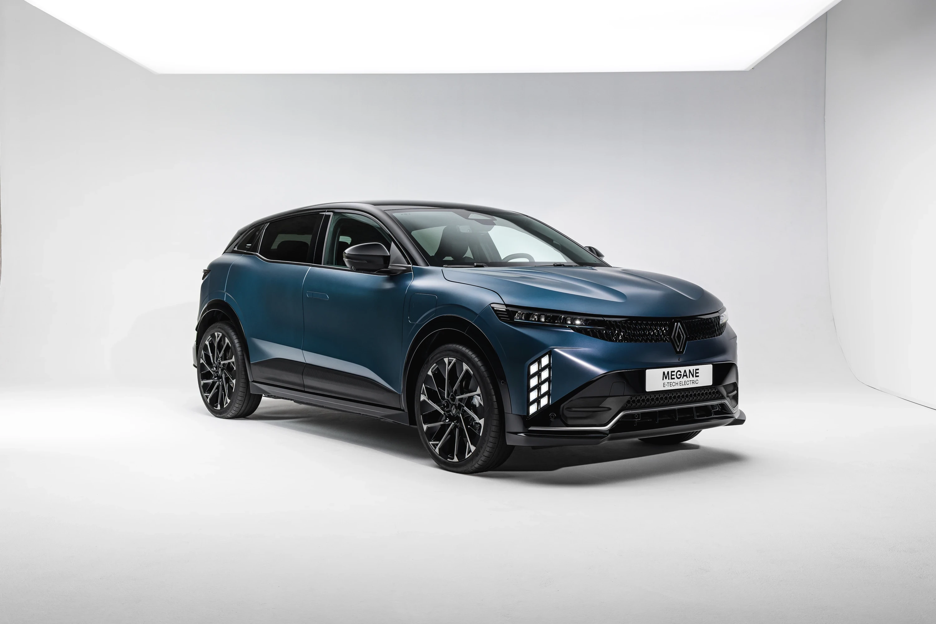 Renault Megane E-Tech 67 kWh exterior view