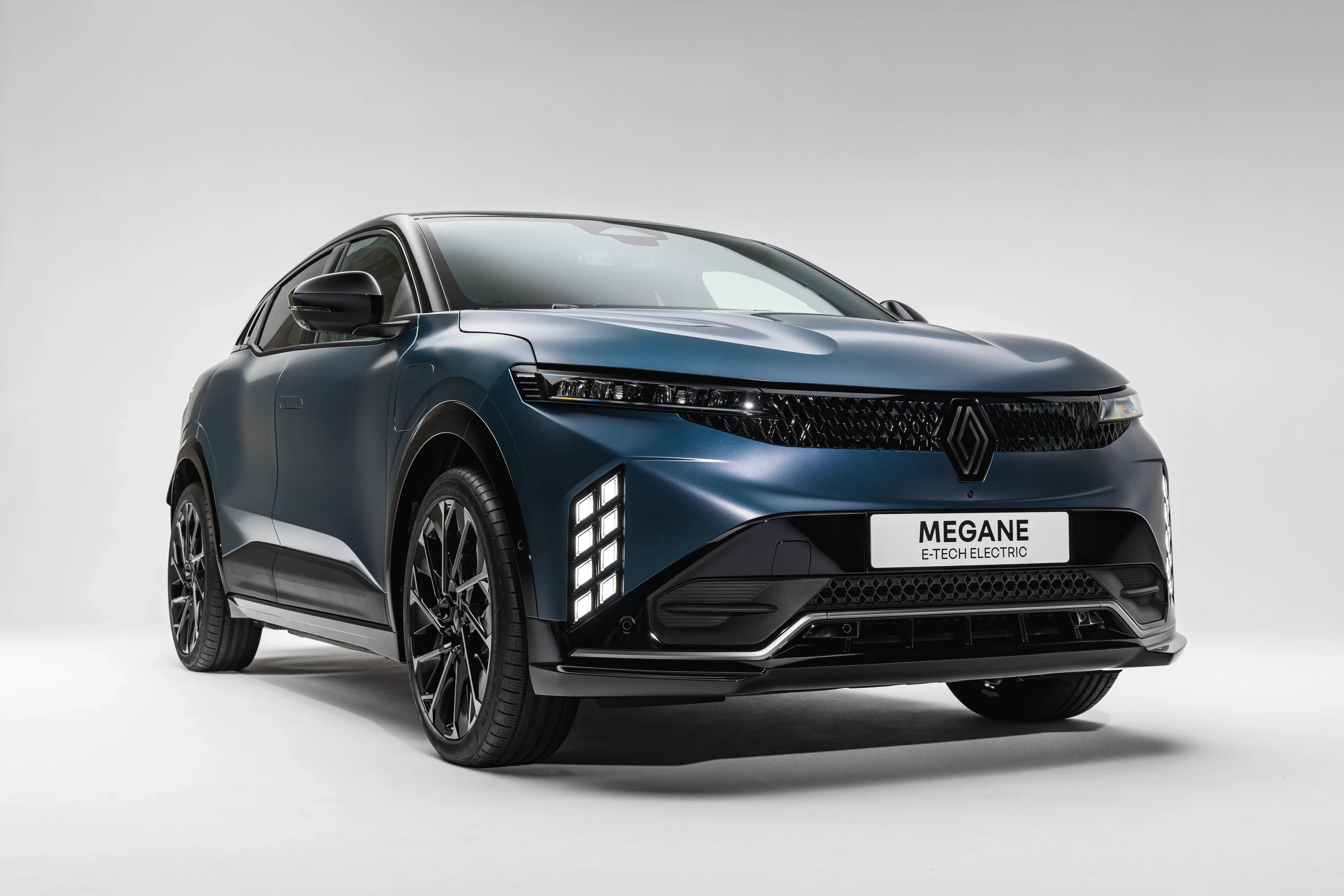 Renault Megane E-Tech 67 kWh exterior view