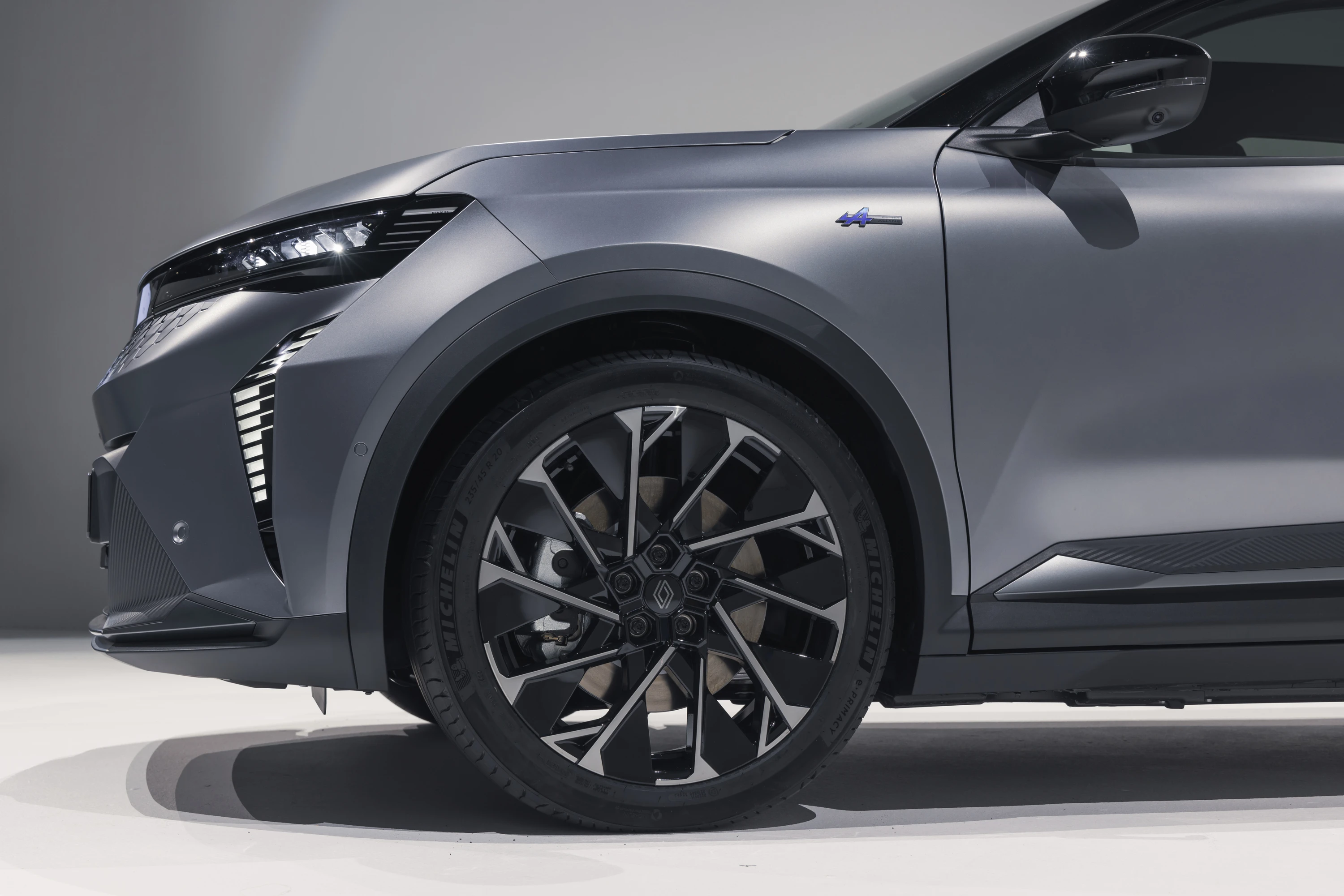 Renault Scenic E-Tech electric wheels view