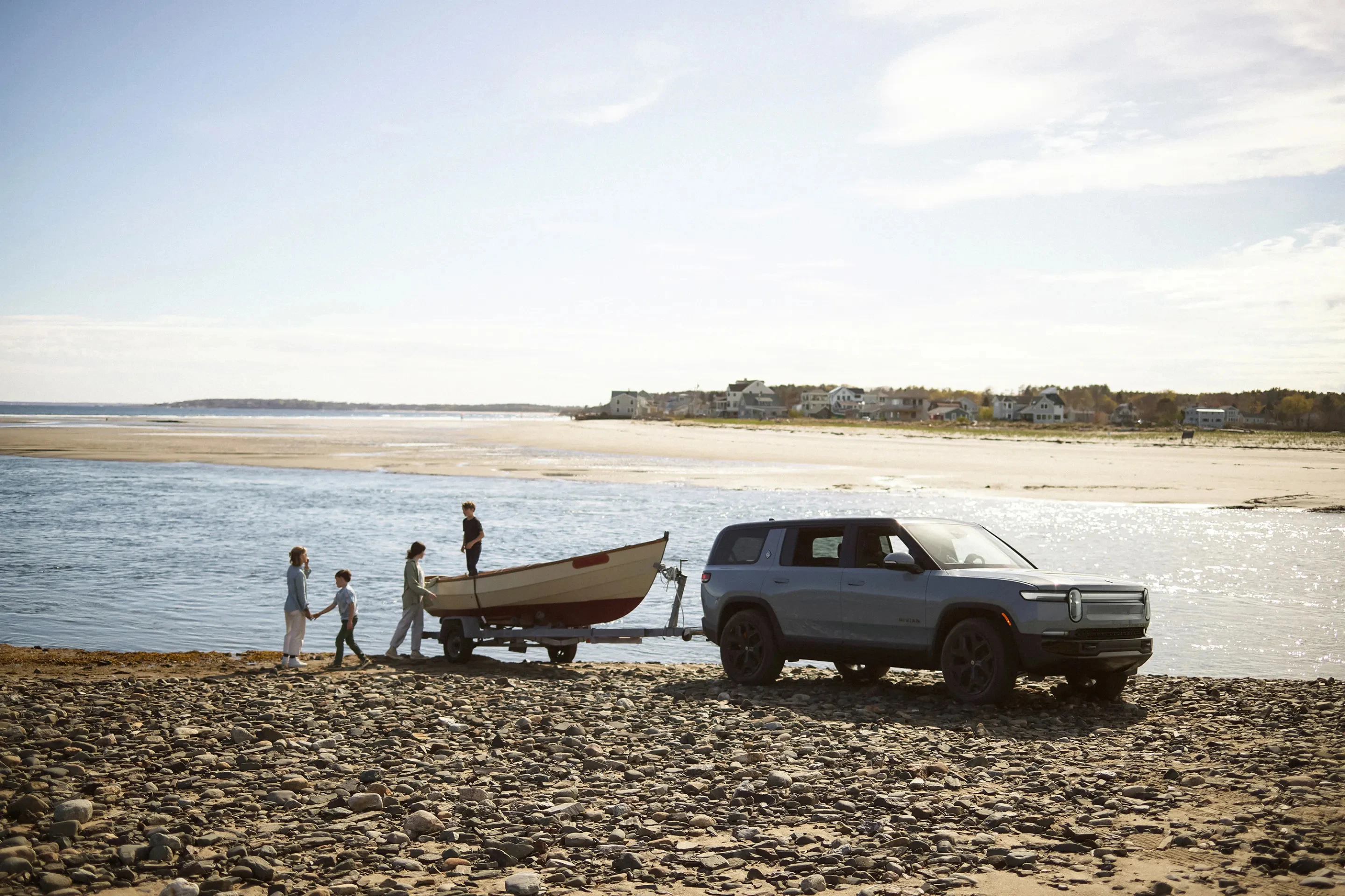Rivian R1S Dual-Motor AWD MP towing view