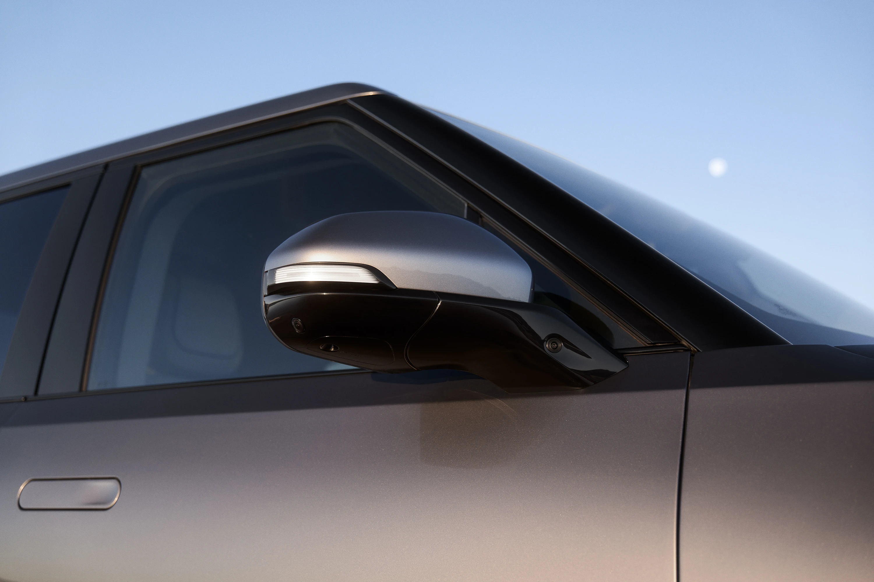 Rivian R1S Dual-Motor AWD MP details view