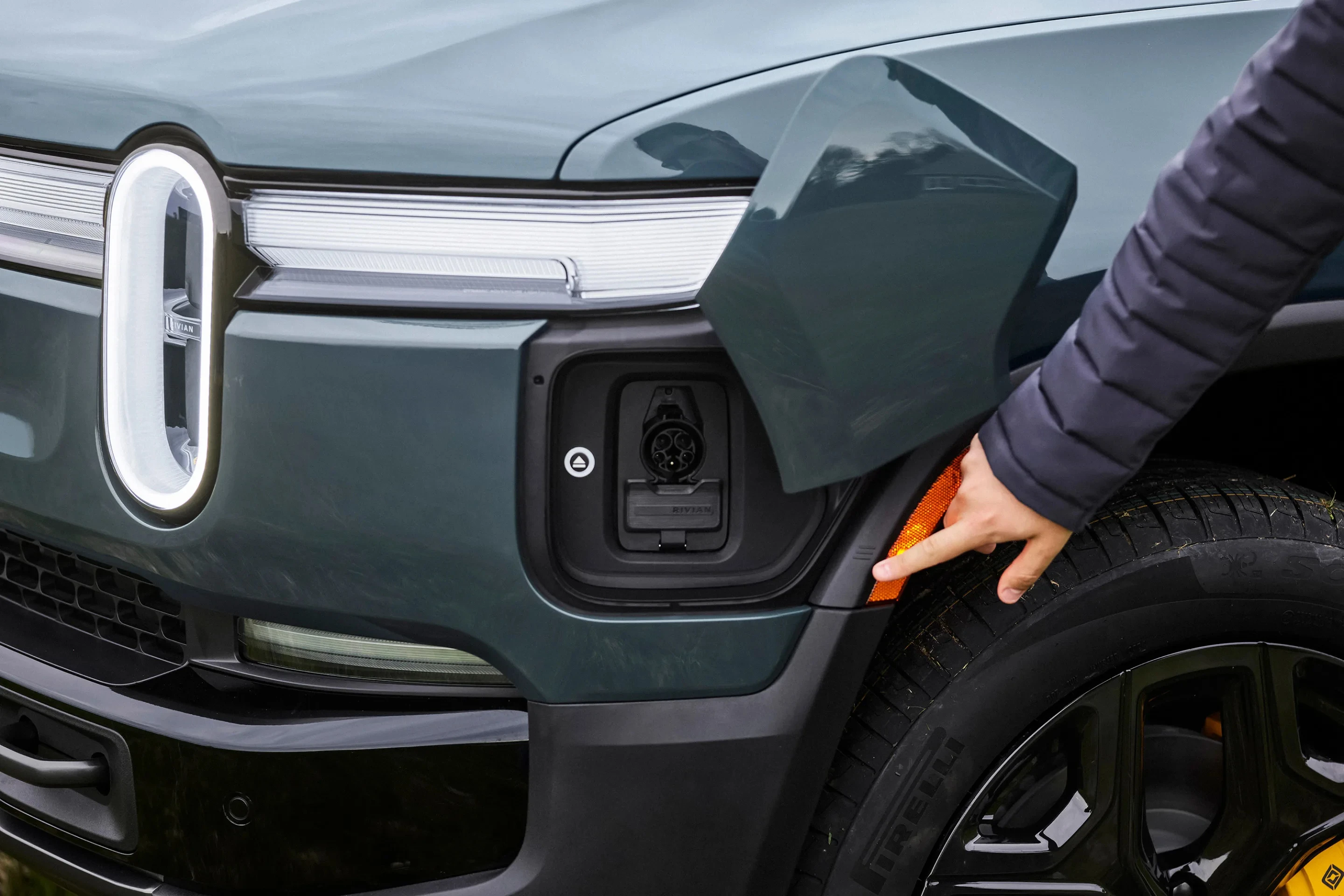 Rivian R1S Dual-Motor AWD MP chargeport view