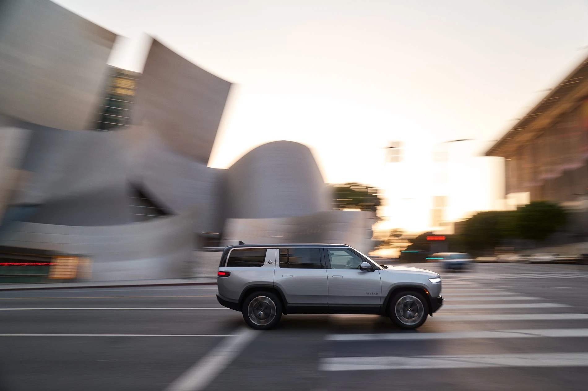 Rivian R1S Dual-Motor AWD MP dynamic view