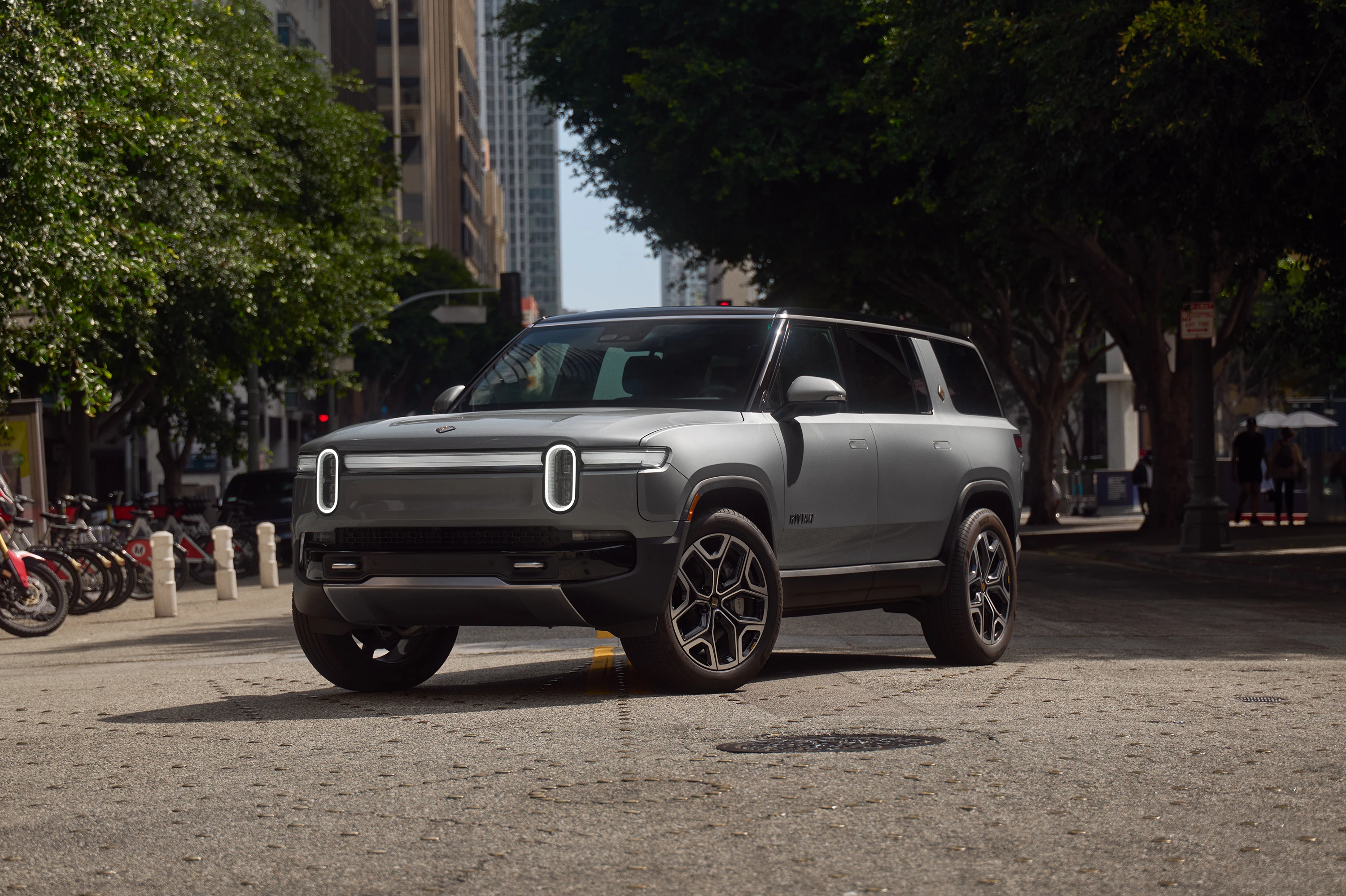 Rivian R1S Dual-Motor AWD MP secondrowseats view