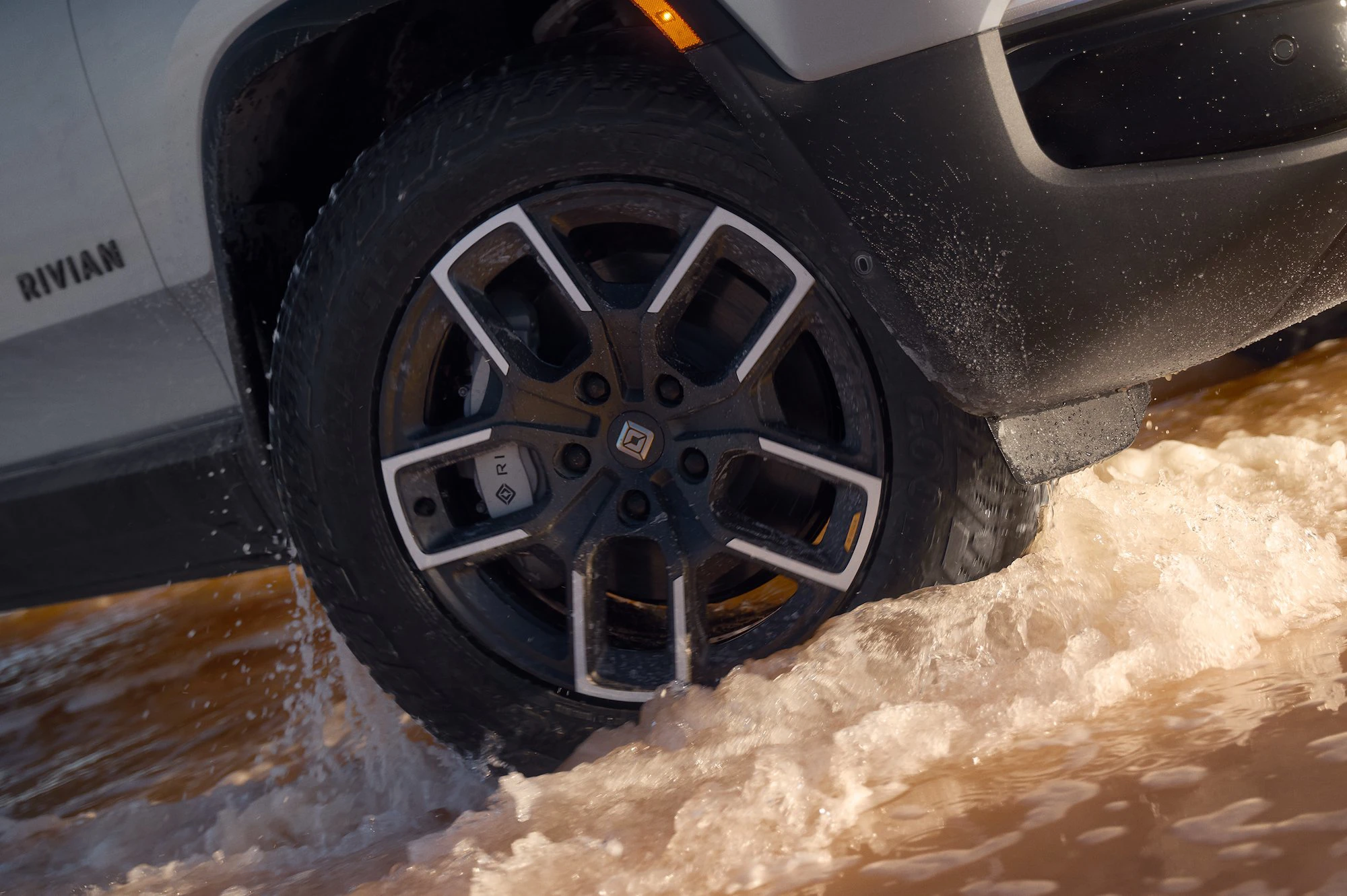 Rivian R1S Dual-Motor AWD MP wheels view