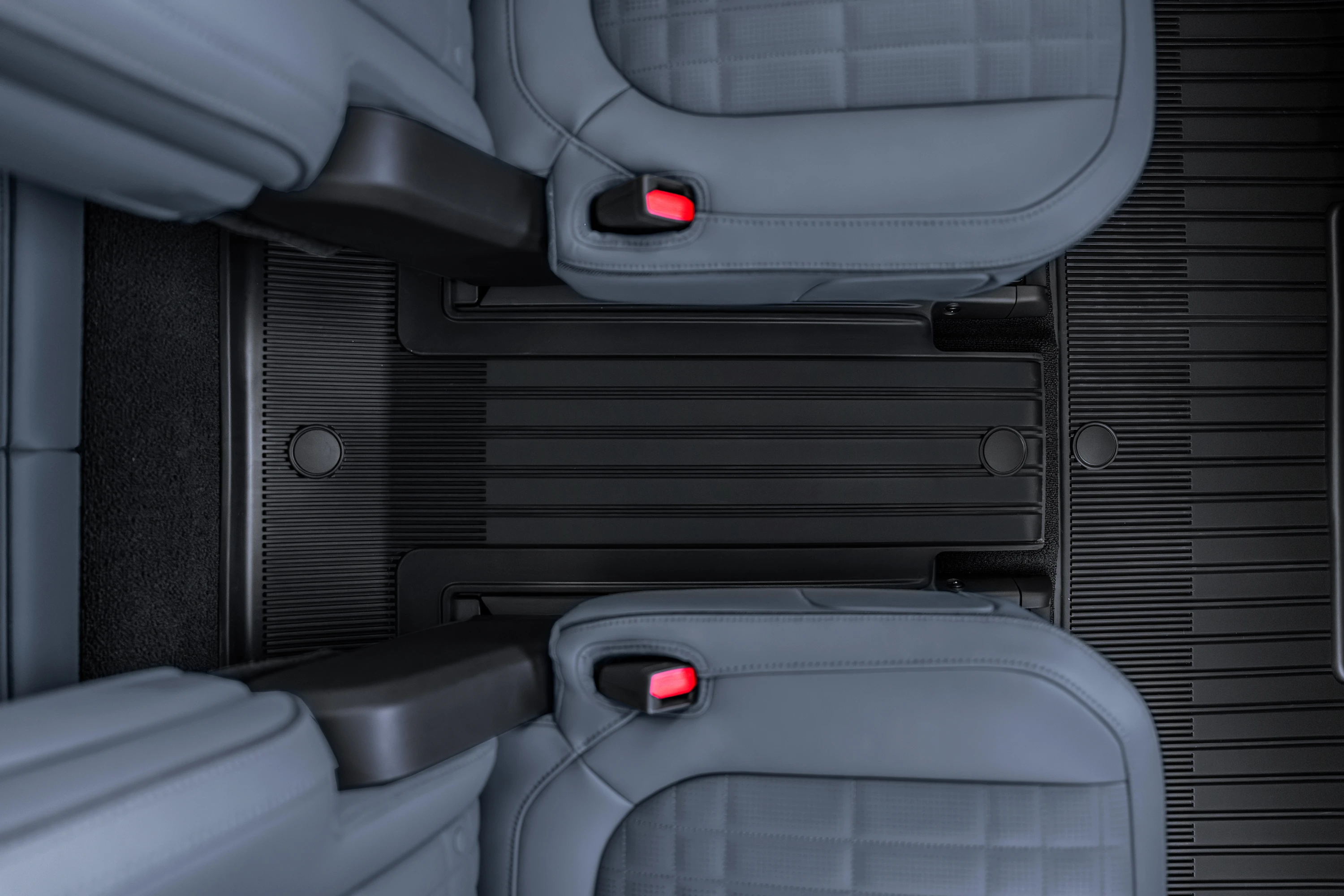 Rivian R1S Dual-Motor AWD MP secondrowseats view