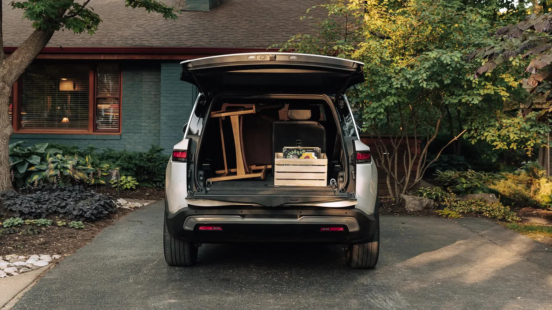 Rivian R1S Performance Dual-Motor AWD LP trunk view