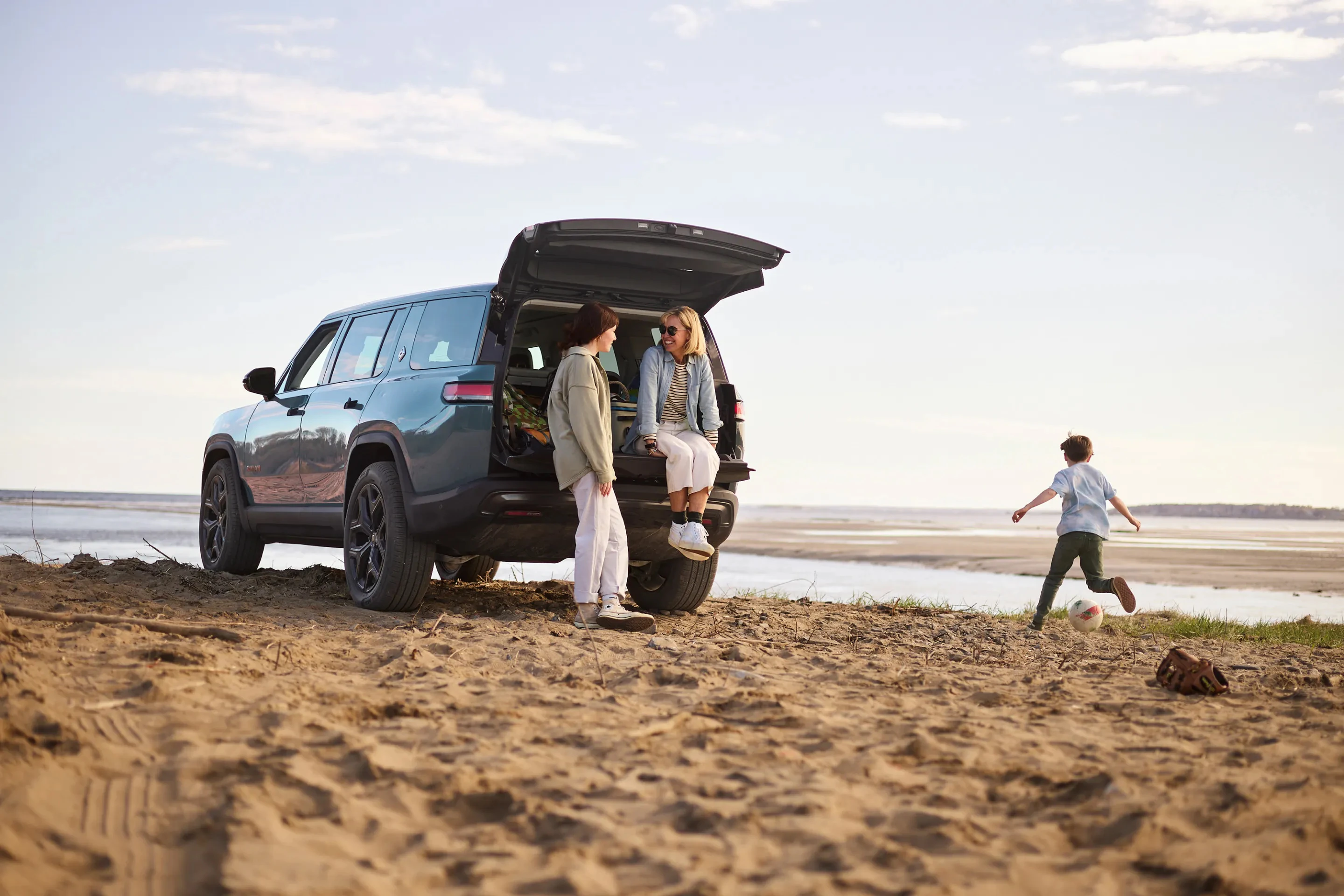 Rivian R1S Performance Dual-Motor AWD LP exterior view