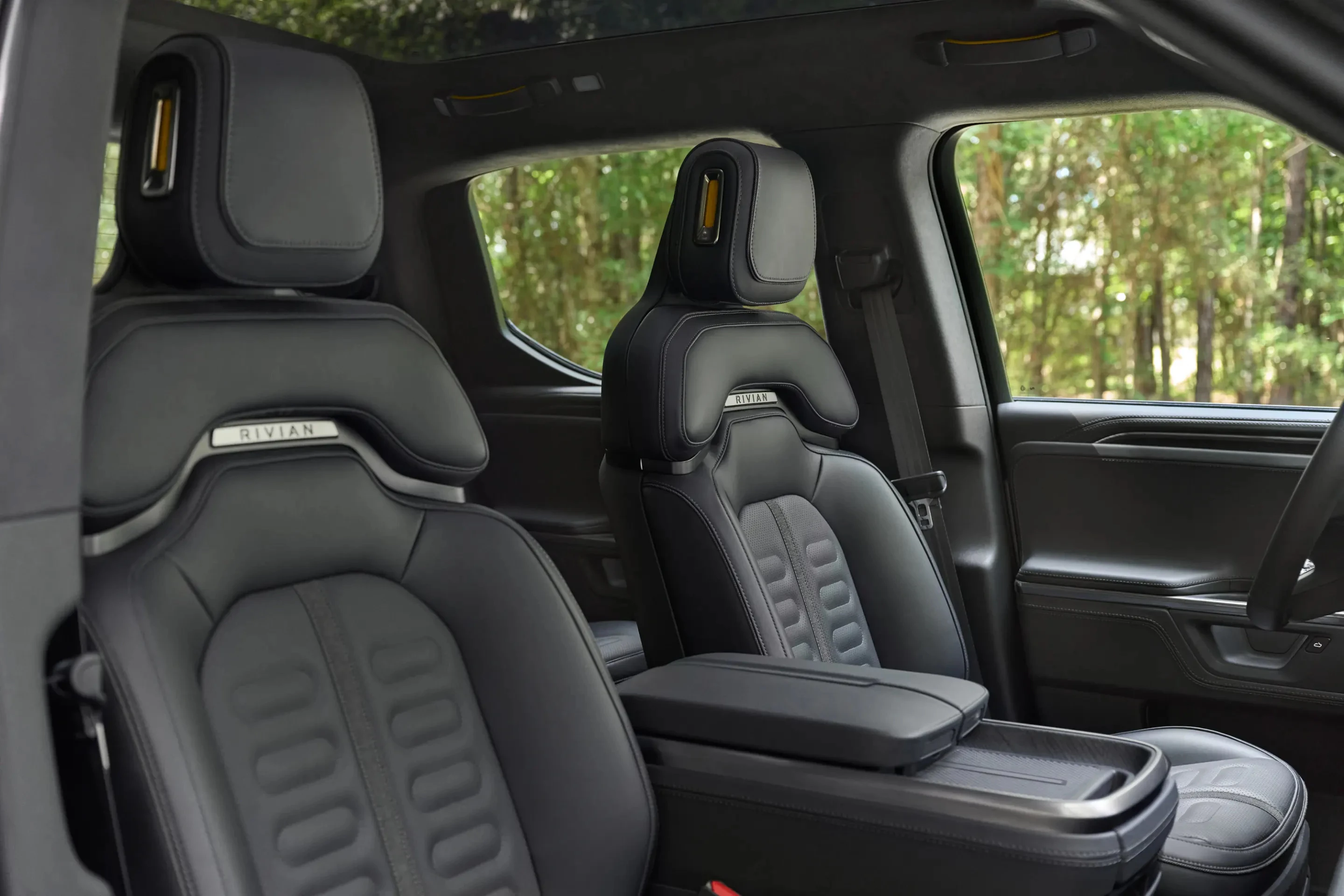 Rivian R1S Performance Dual-Motor AWD LP frontseats view