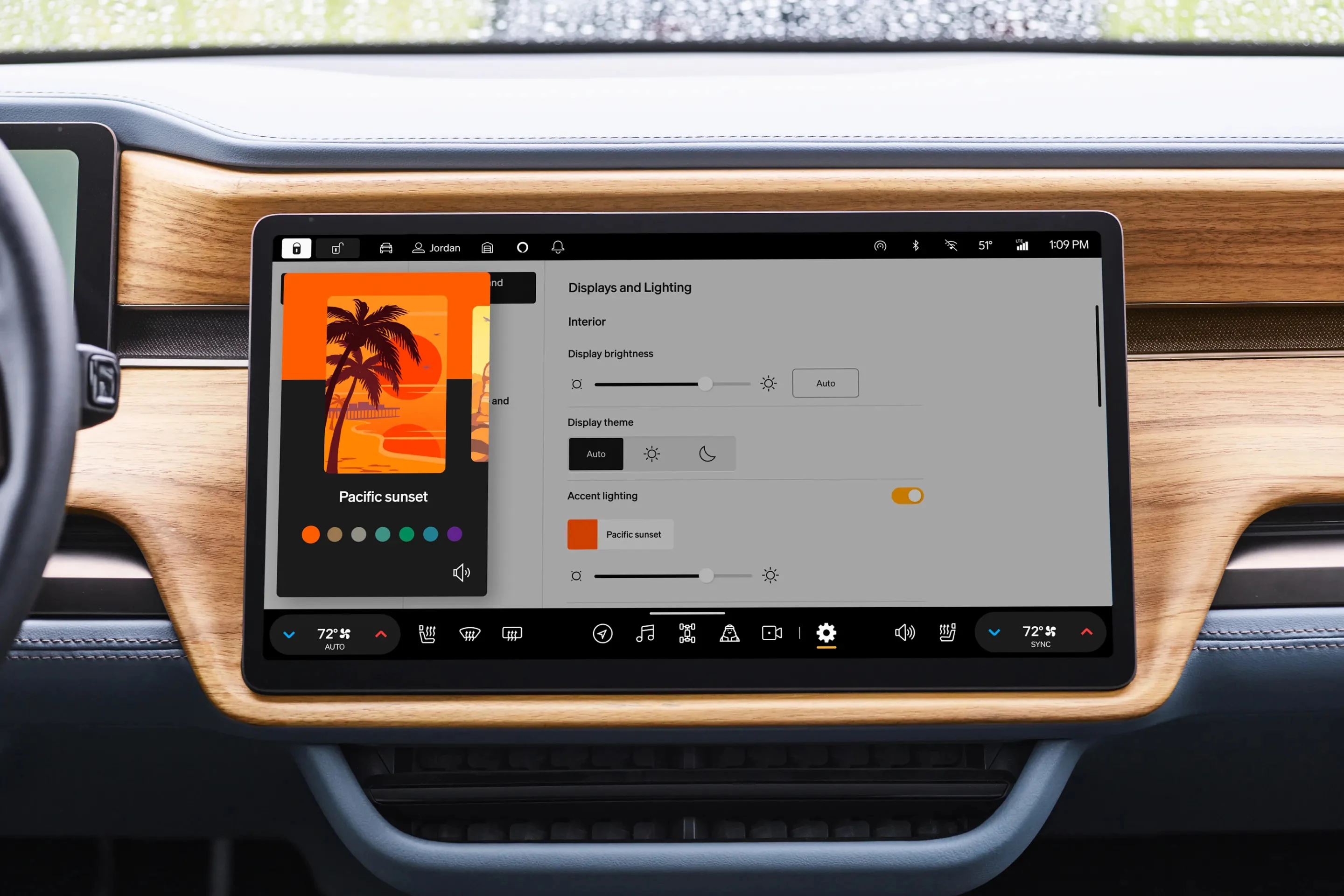 Rivian R1S Performance Dual-Motor AWD LP screens view