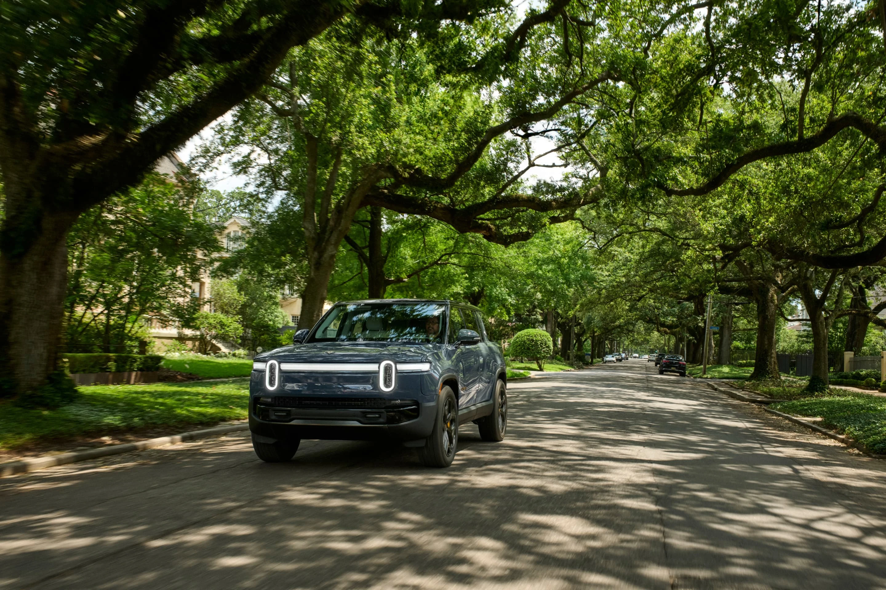 Rivian R1S Performance Dual-Motor AWD LP exterior view