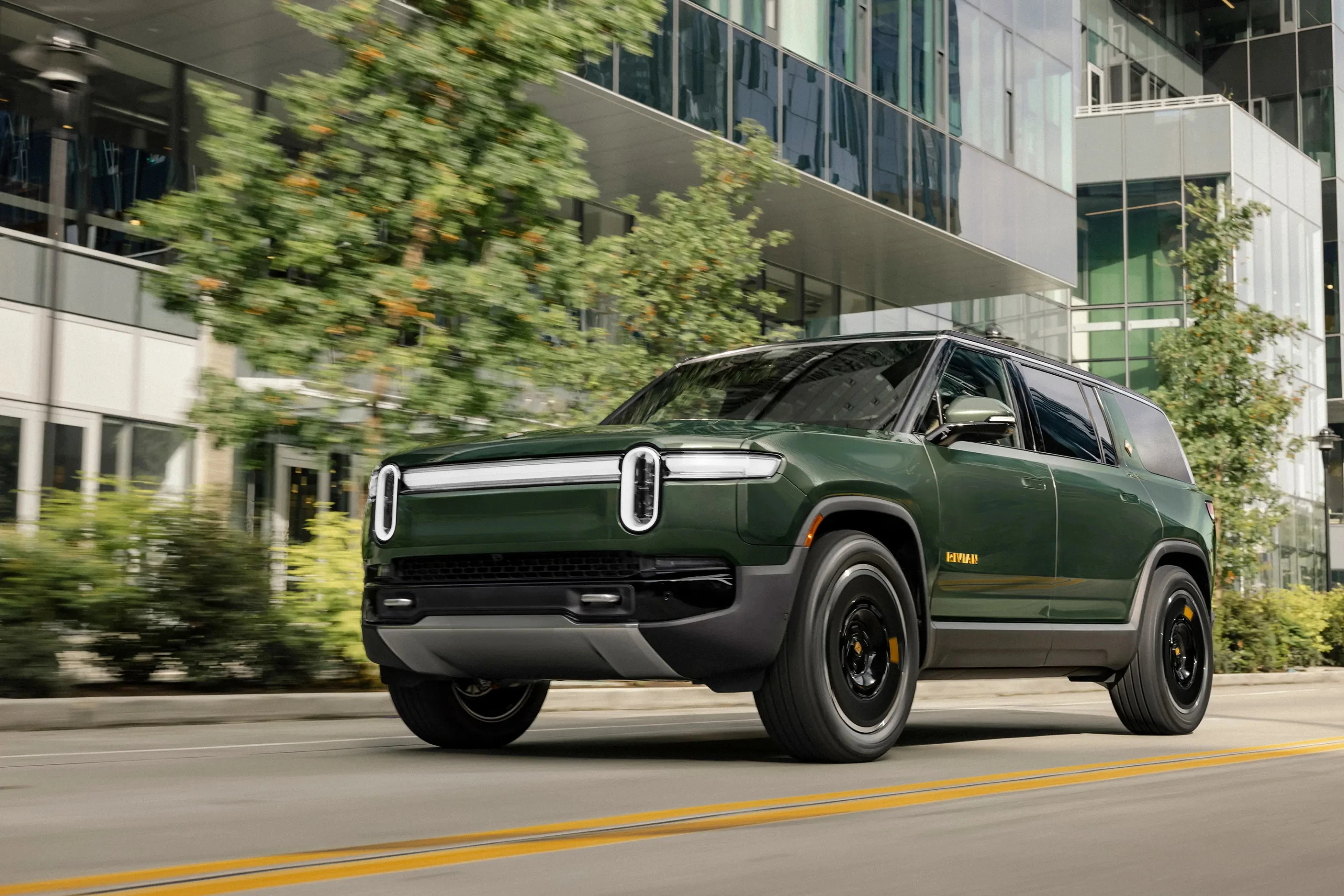 Rivian R1S Performance Dual-Motor AWD LP exterior view