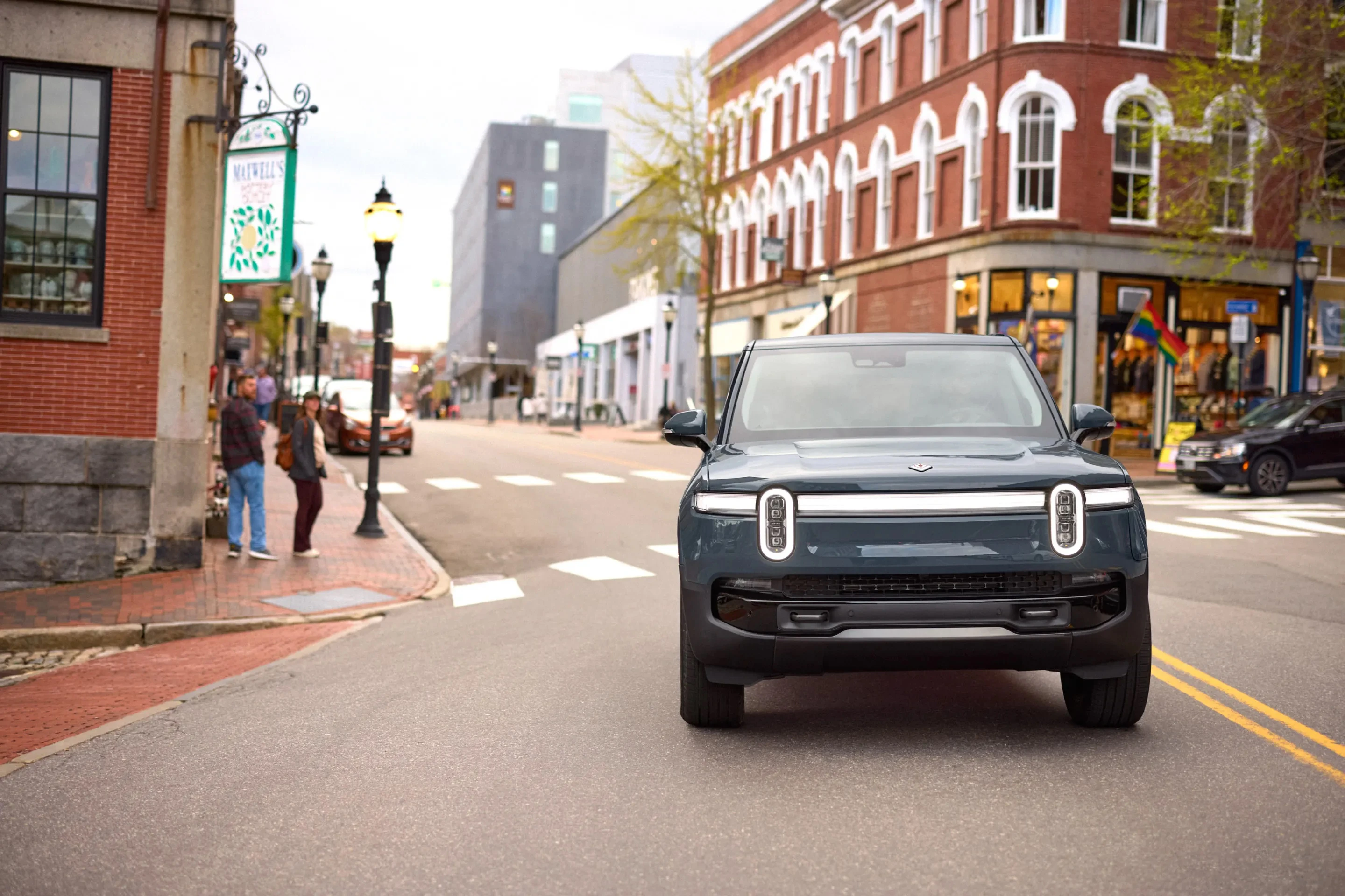 Rivian R1S Performance Dual-Motor AWD LP exterior view