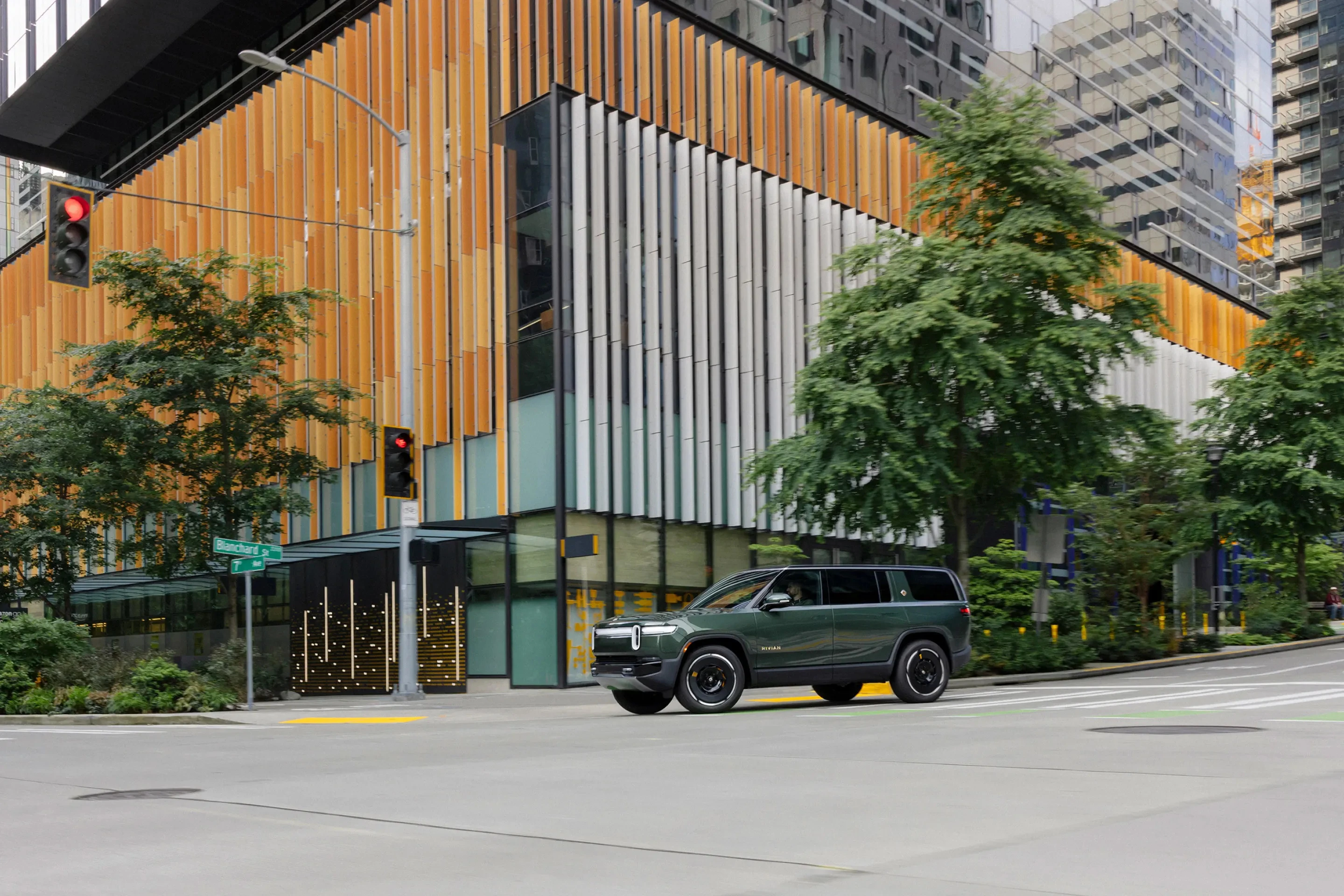 Rivian R1S Performance Dual-Motor AWD LP exterior view