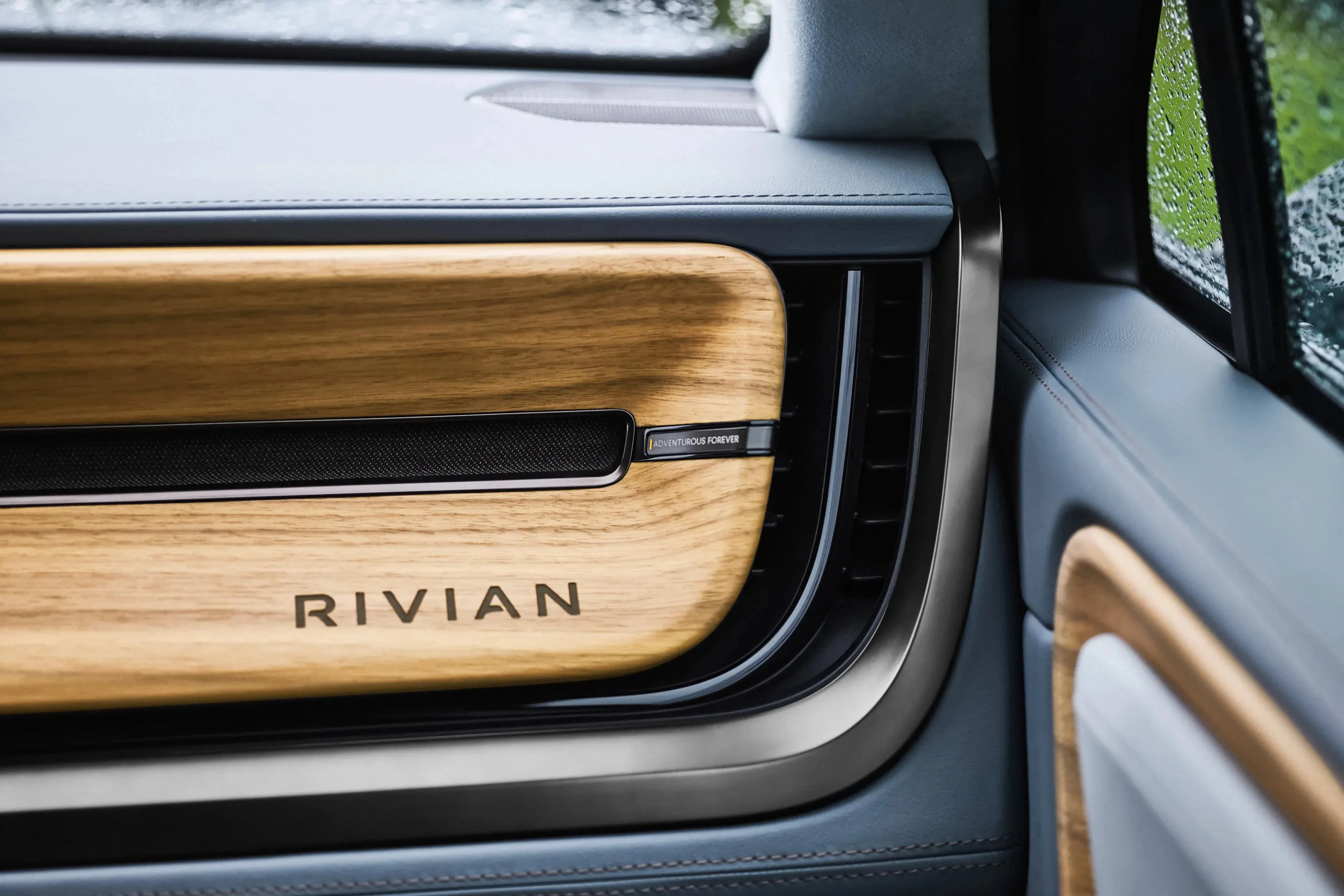 Rivian R1S Performance Dual-Motor AWD MP details view