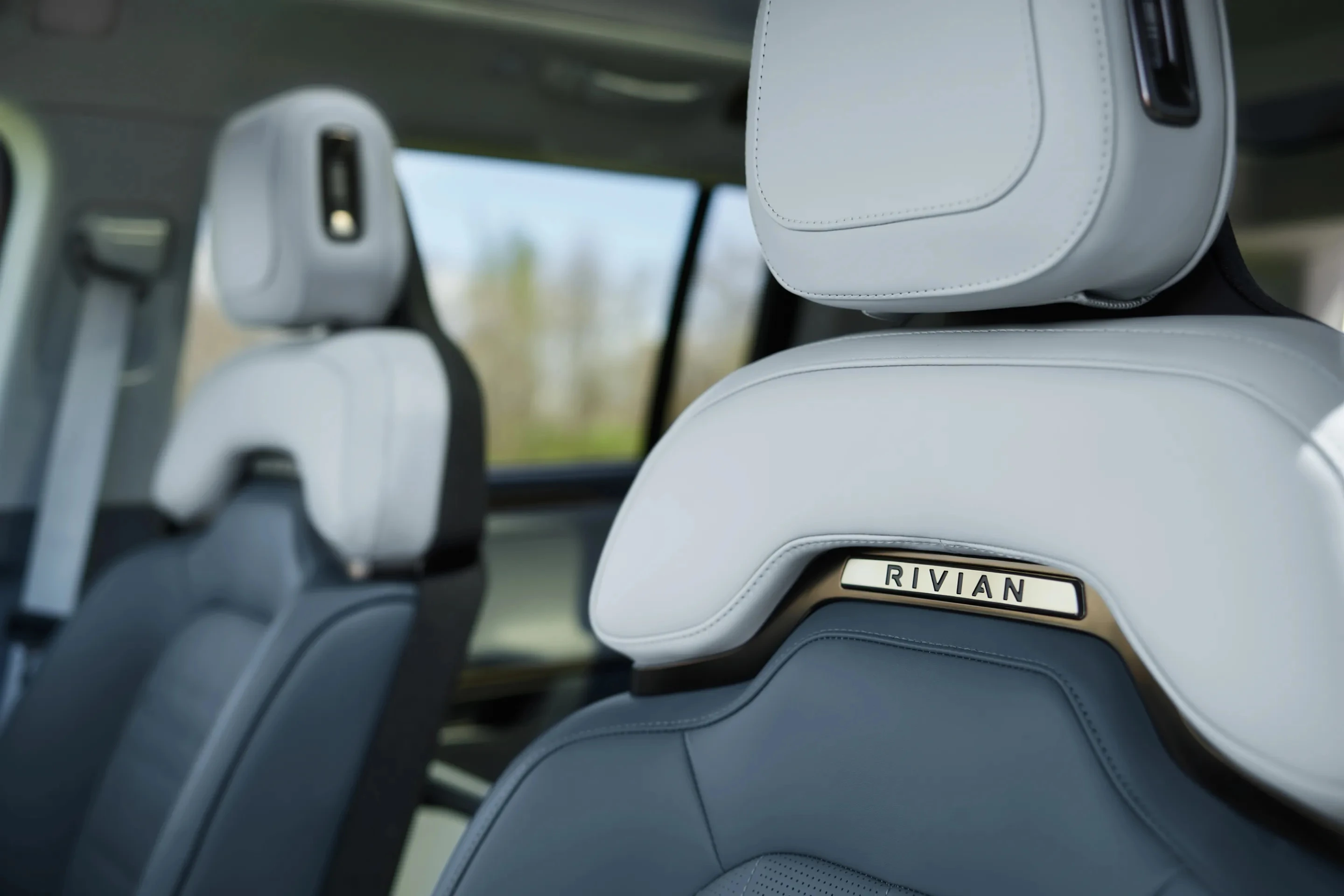 Rivian R1S Performance Dual-Motor AWD MP frontseats view