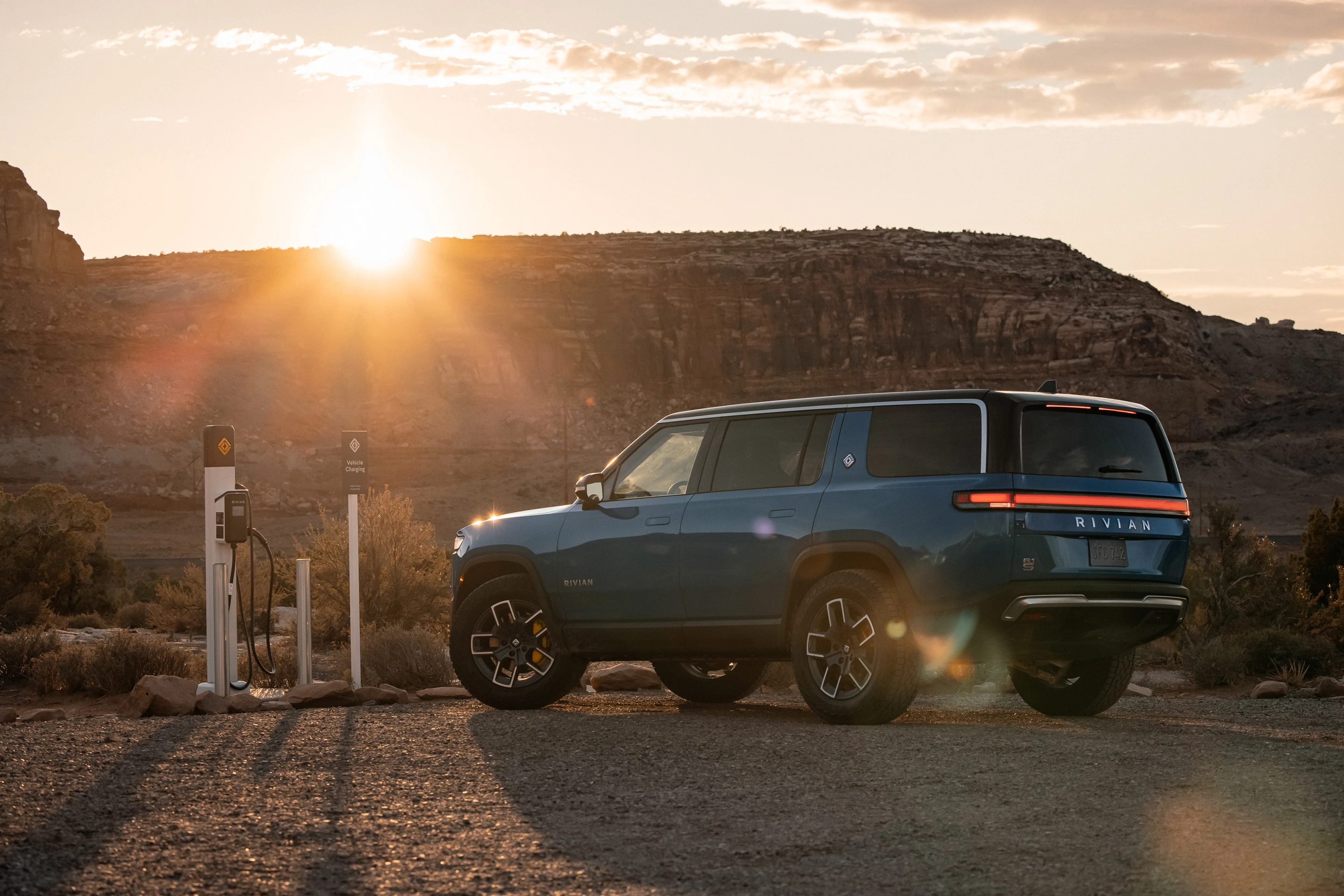 Rivian R1S Performance Dual-Motor AWD MP charging view