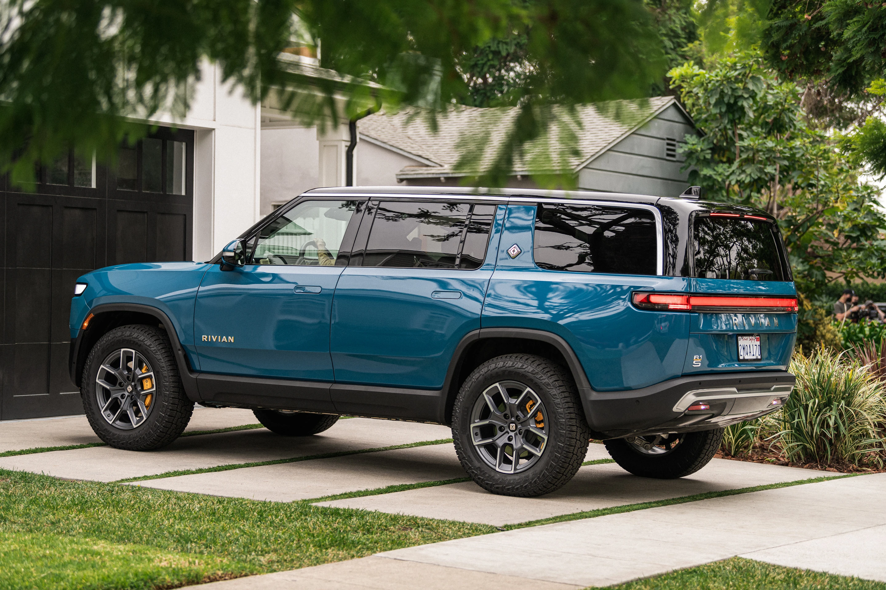 Rivian R1S Performance Dual-Motor AWD MP exterior view