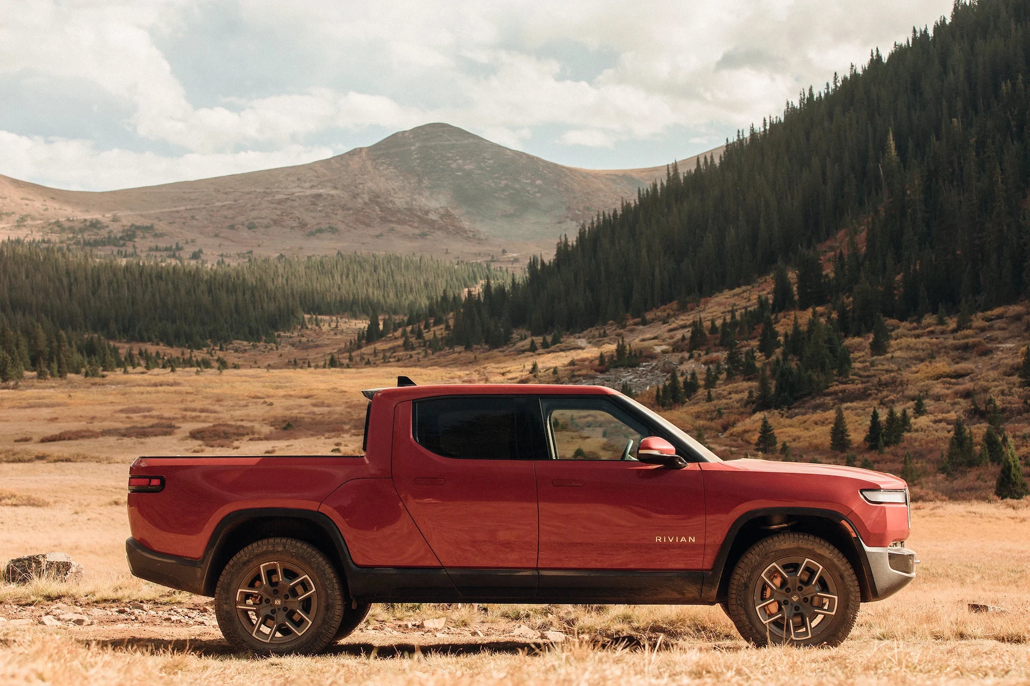 Rivian R1T Performance Dual-Motor AWD LP (GEN1) exterior view
