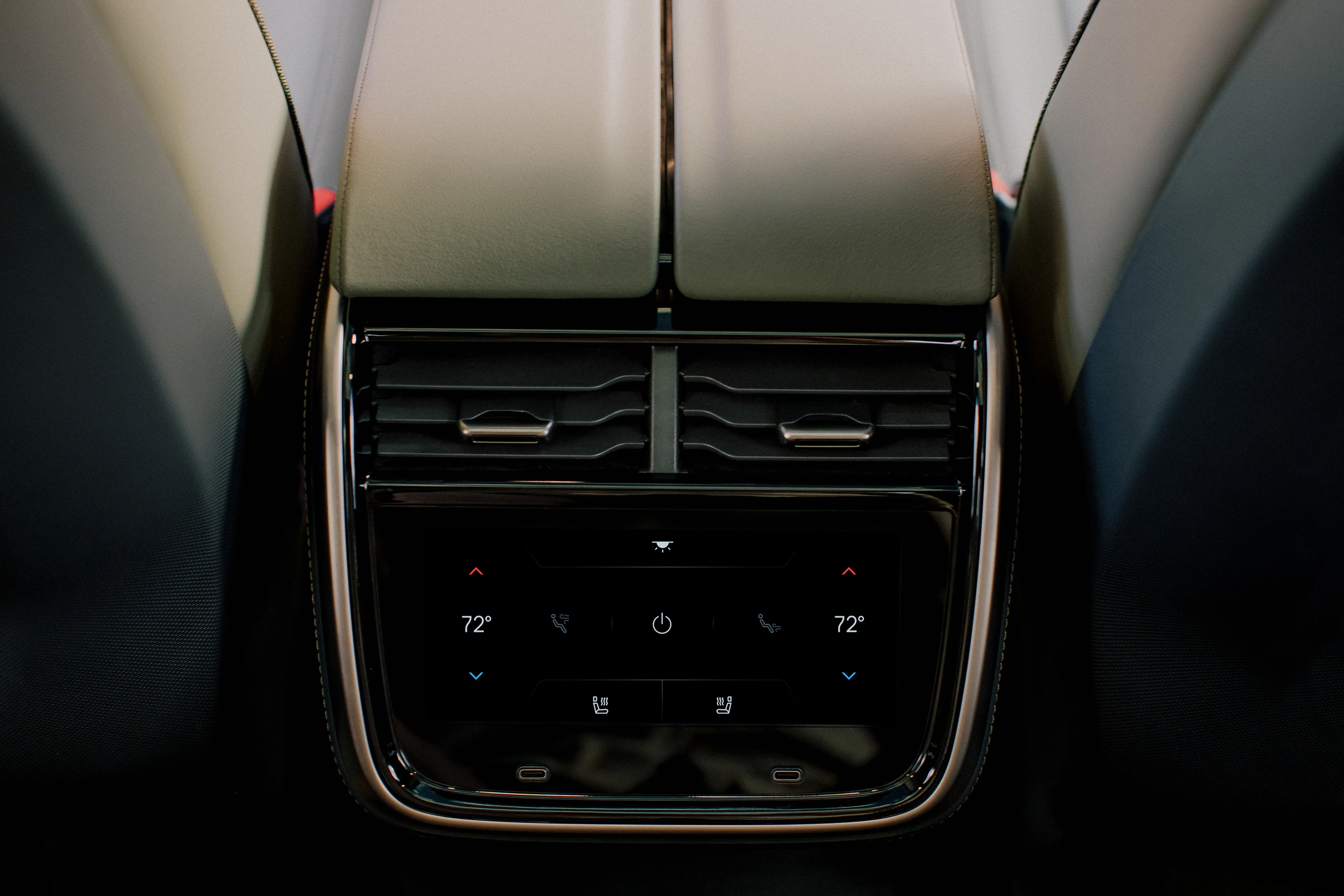 Rivian R1T Performance Dual-Motor AWD LP (GEN1) interior view