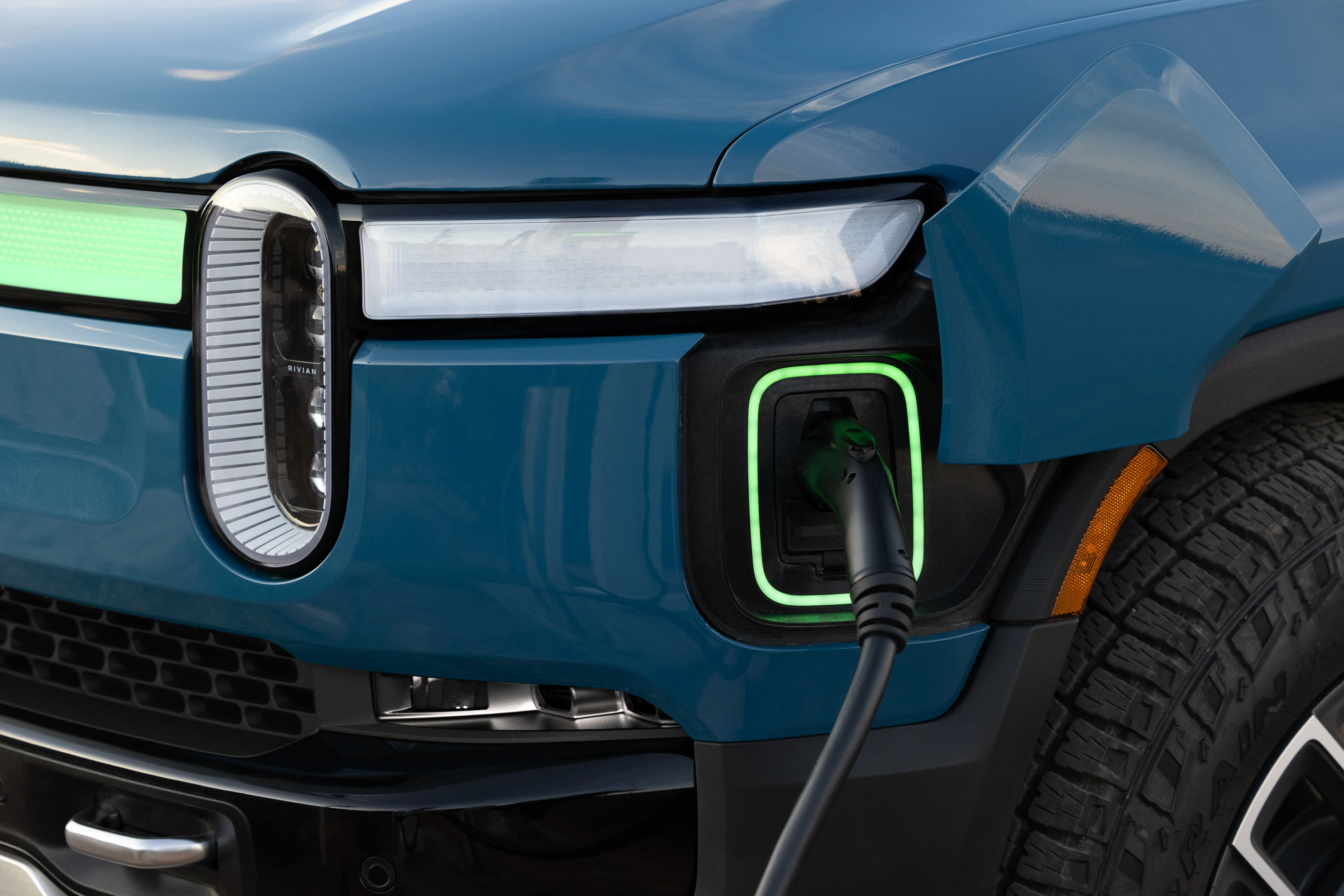 Rivian R1T Performance Dual-Motor AWD LP (GEN1) charging view