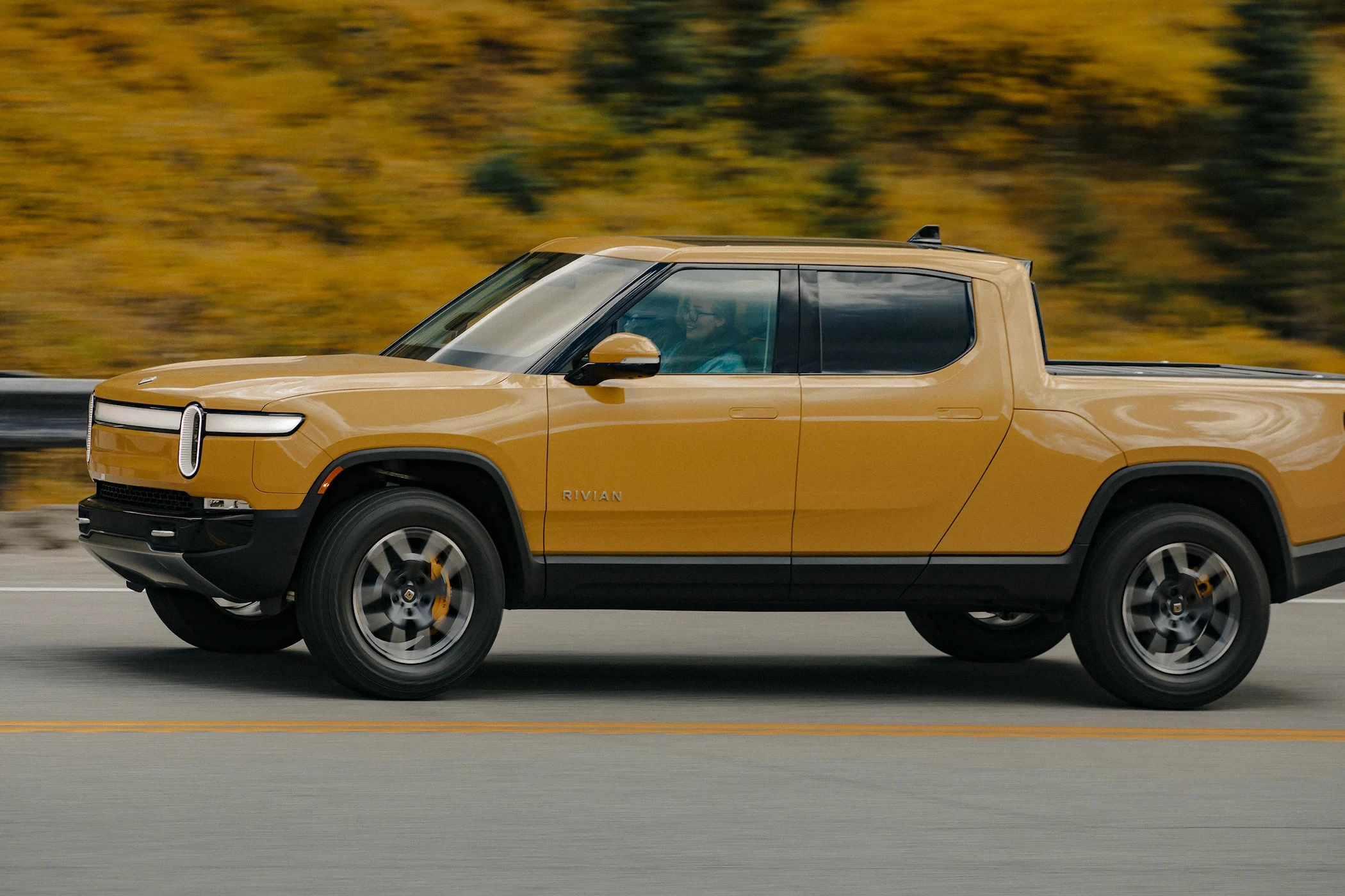 Rivian R1T Performance Dual-Motor AWD LP (GEN1) exterior view