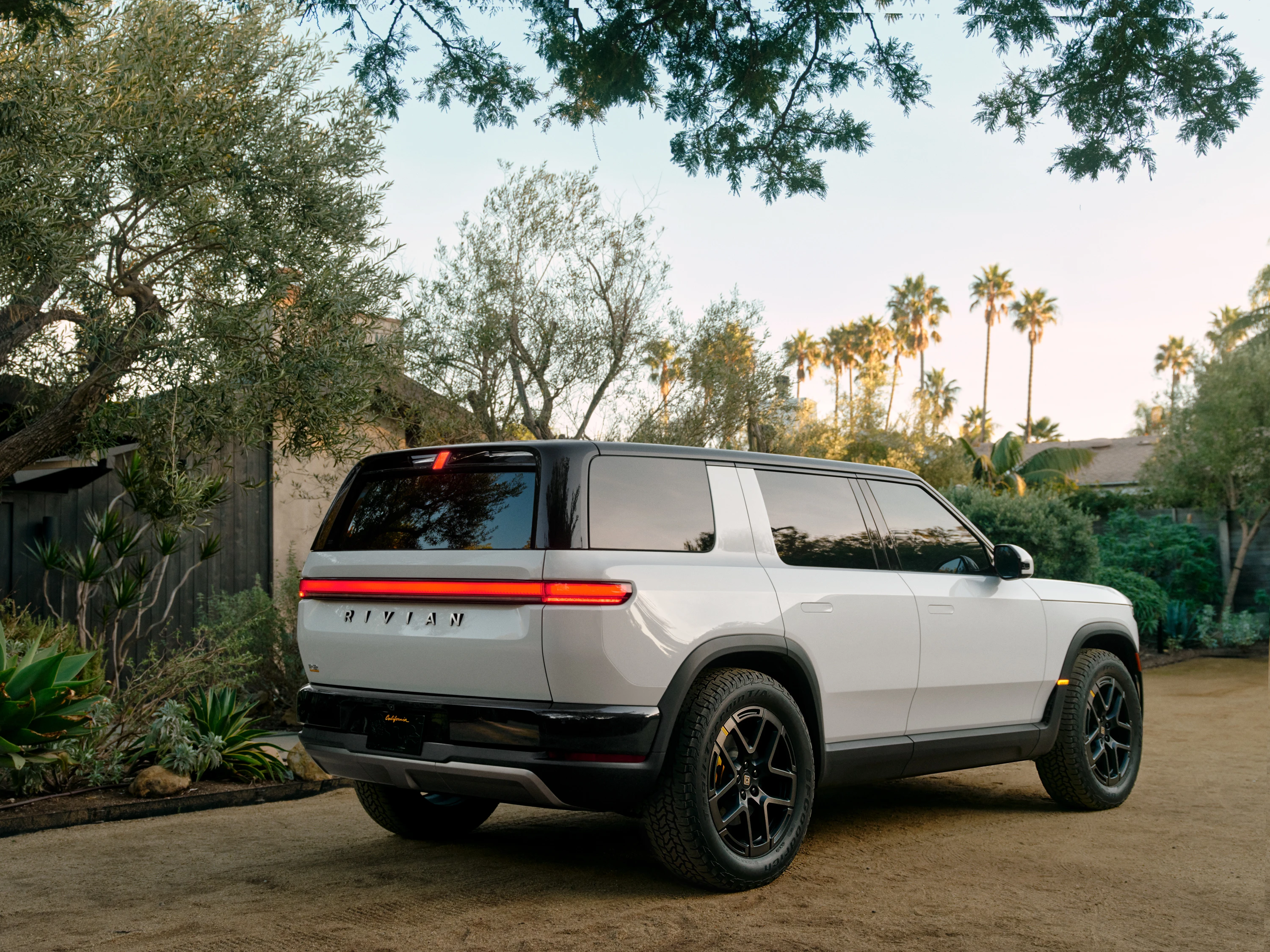 Rivian R2 Dual-Motor AWD Performance exterior view