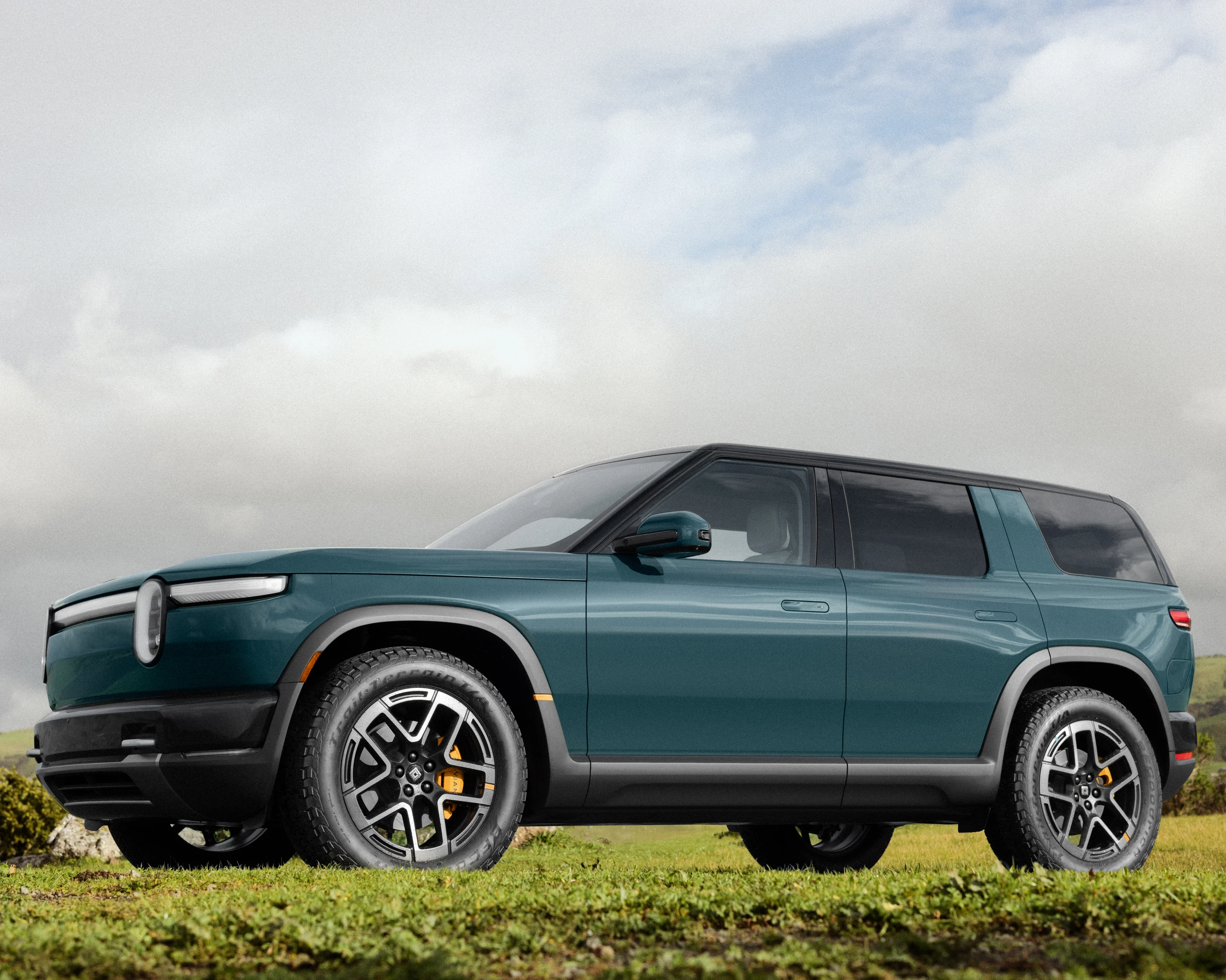 Rivian R2 Dual-Motor AWD Performance exterior view