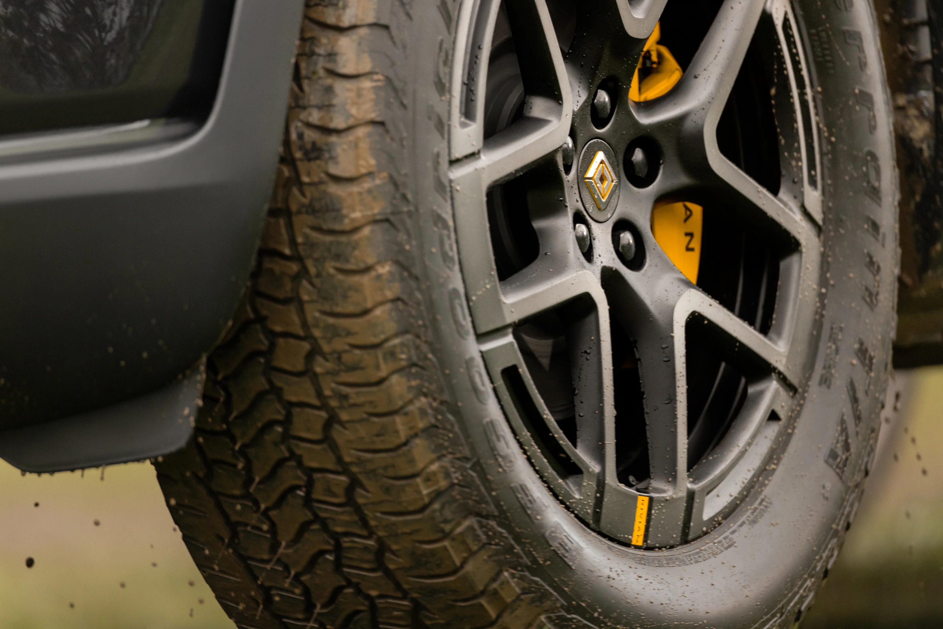 Rivian R2 RWD Long Range wheels view