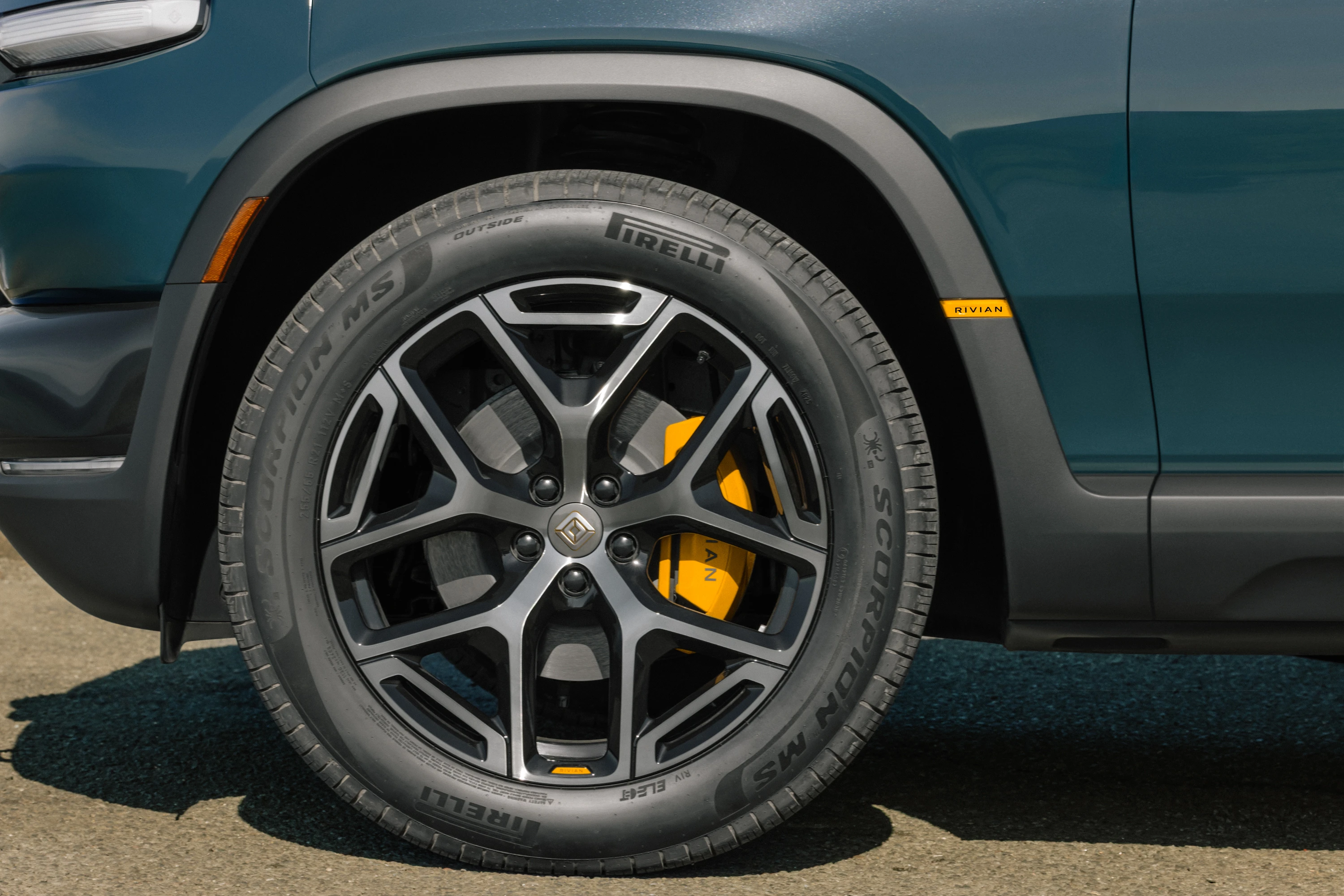 Rivian R2 RWD Long Range wheels view