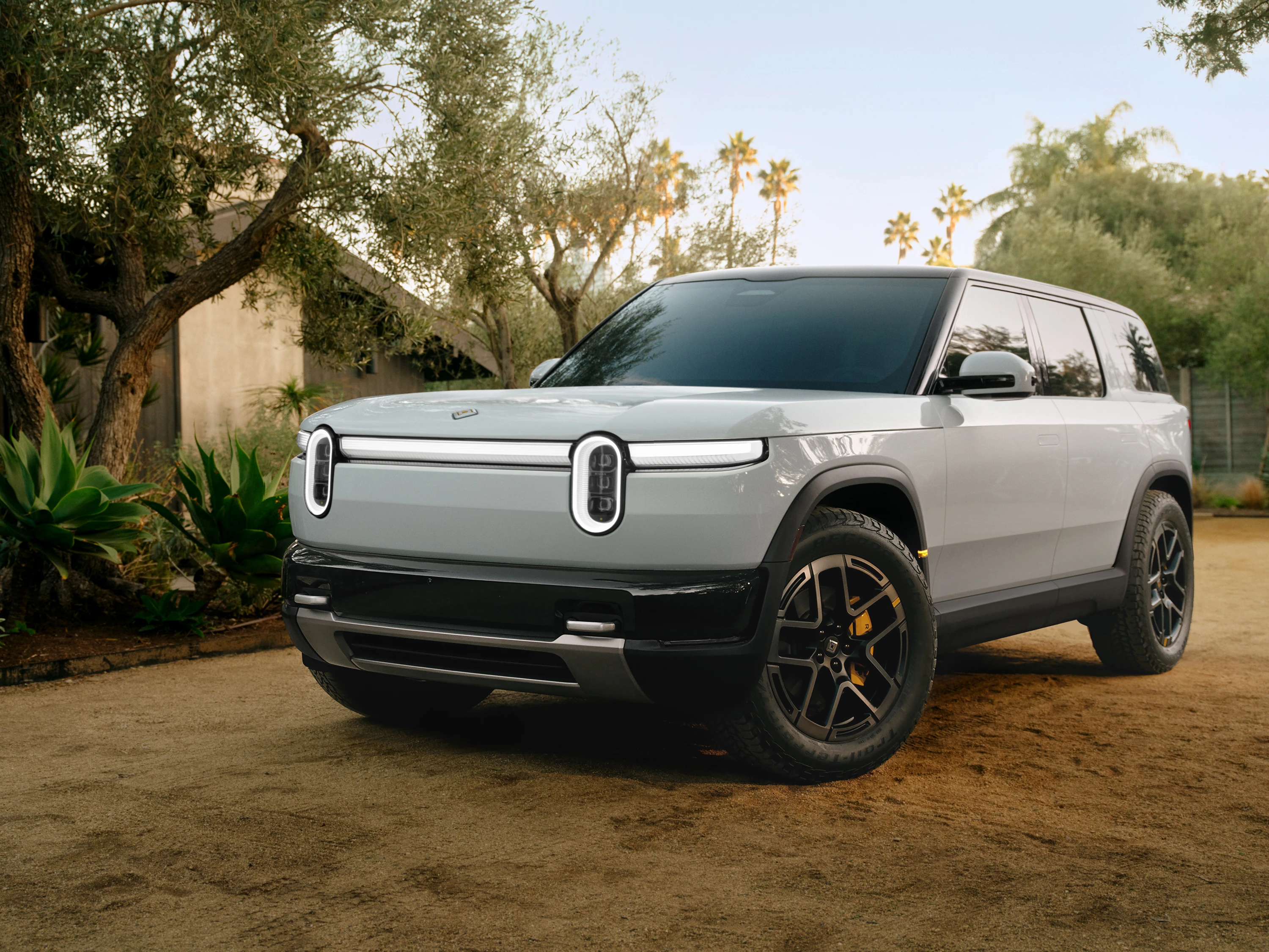 Rivian R2 RWD Long Range exterior view