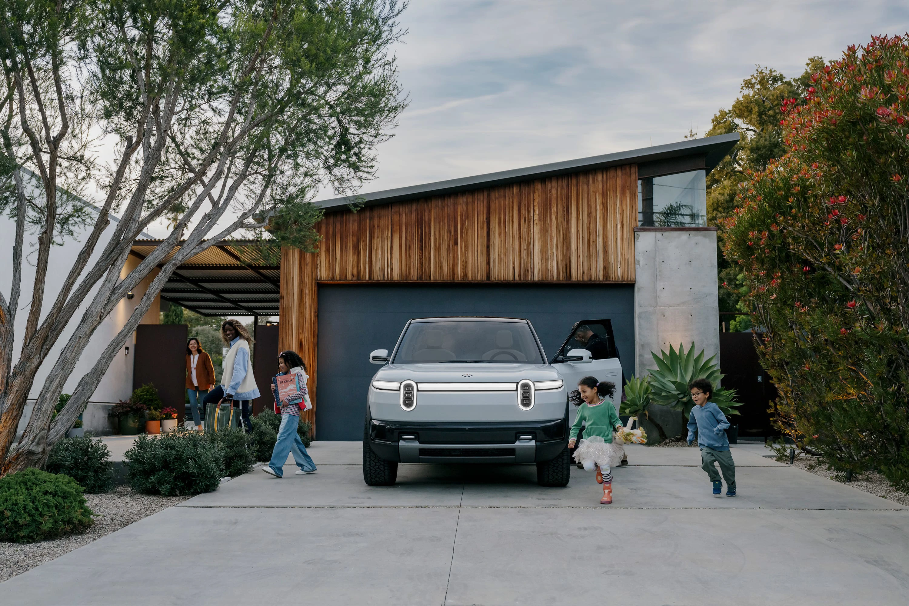 Rivian R2 RWD Long Range dynamic view