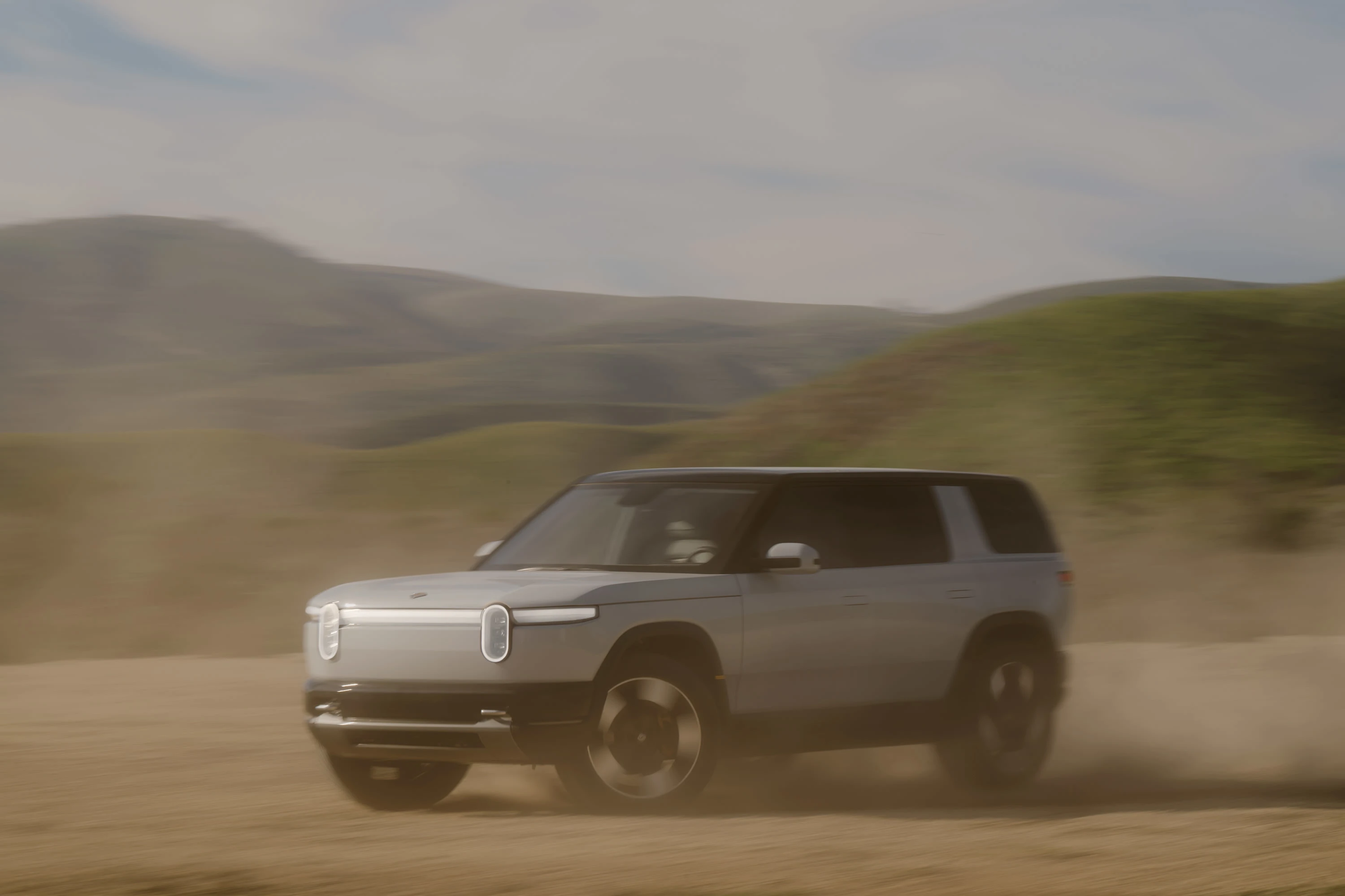 Rivian R2 RWD Long Range dynamic view