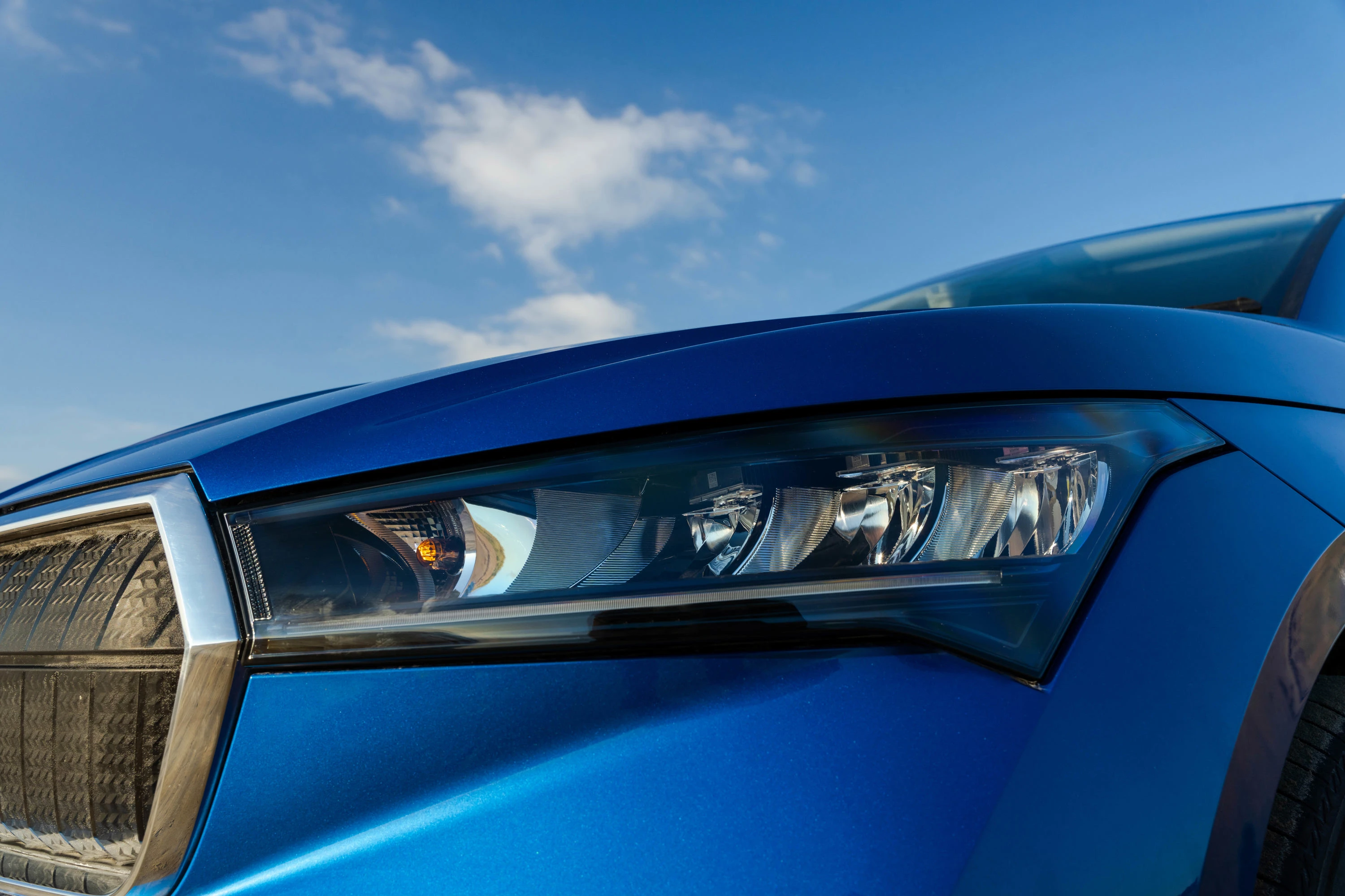 SKODA ENYAQ 60 (GEN2) headlights view